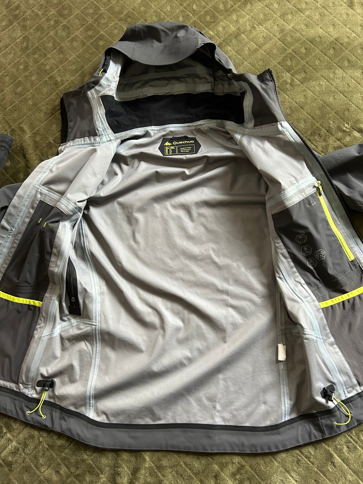 Veste imperméable quechua MH900 d’occasion pour hommes. Taille M
