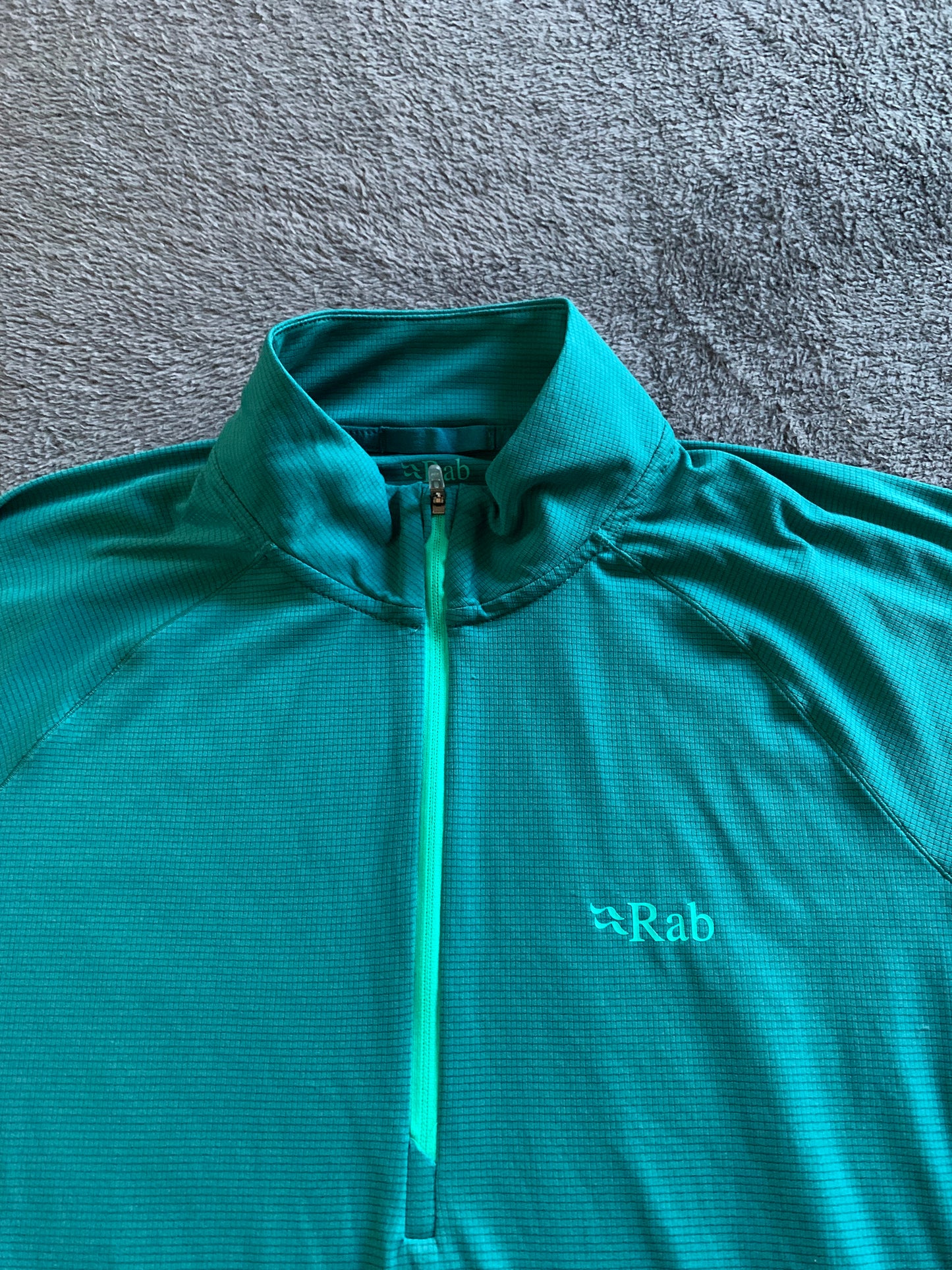 Haut technique Rab d’occasion pour femmes. Taille XL.