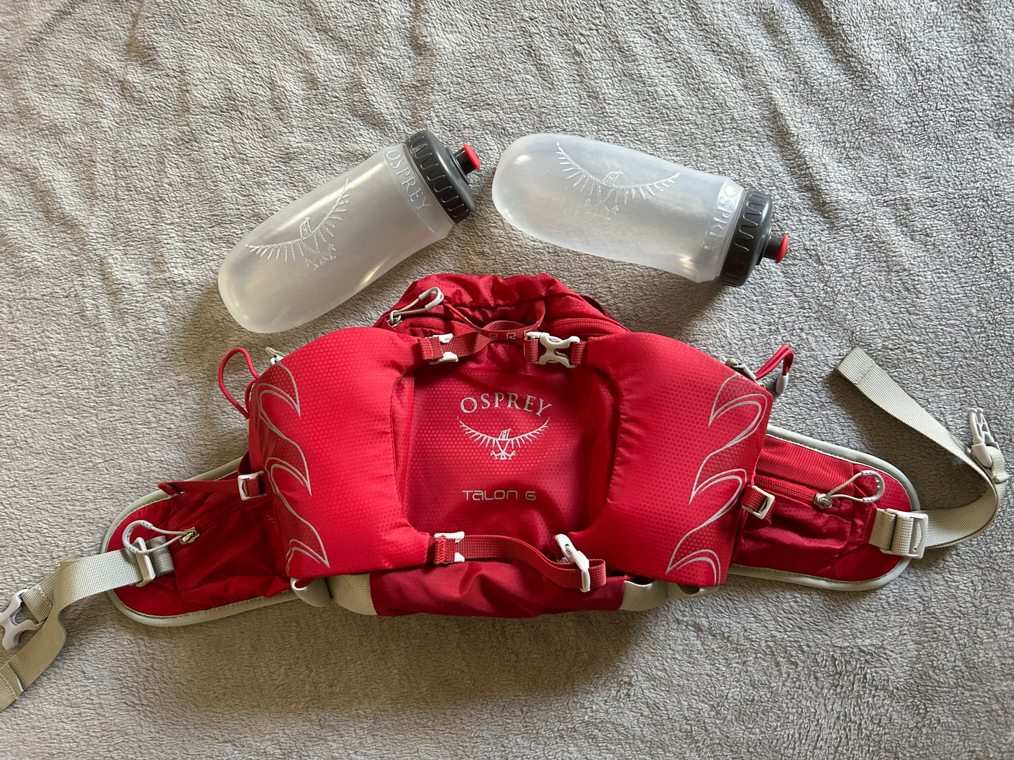 Sacoche d’hydratation osprey d’occasion talon 6 avec ses deux gourdes.