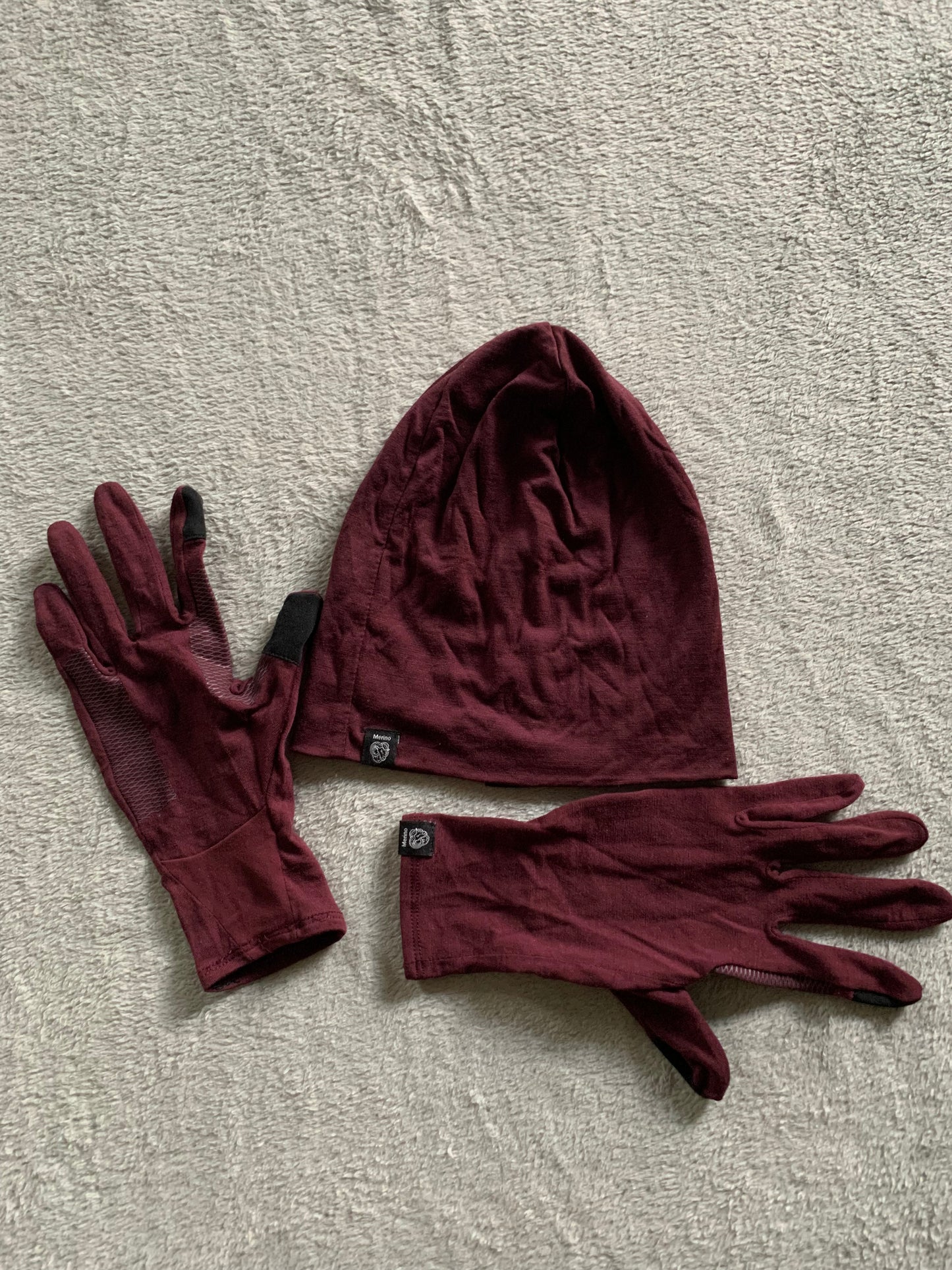 Bonnet et gants forclaz d’occasion en laine de mérinos pour femmes.