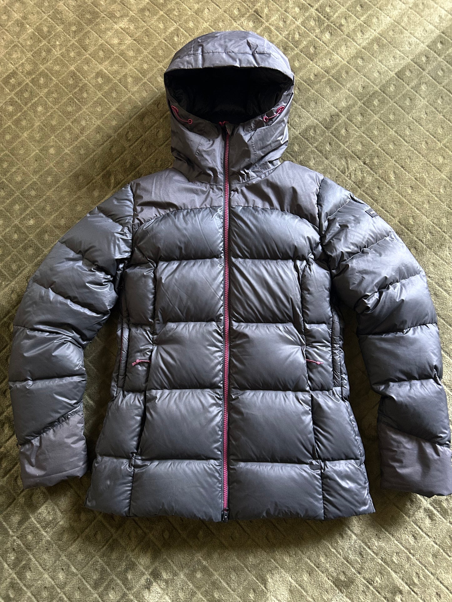 Doudoune forclaz MT900 d’occasion en plumes pour femmes. Taille XS