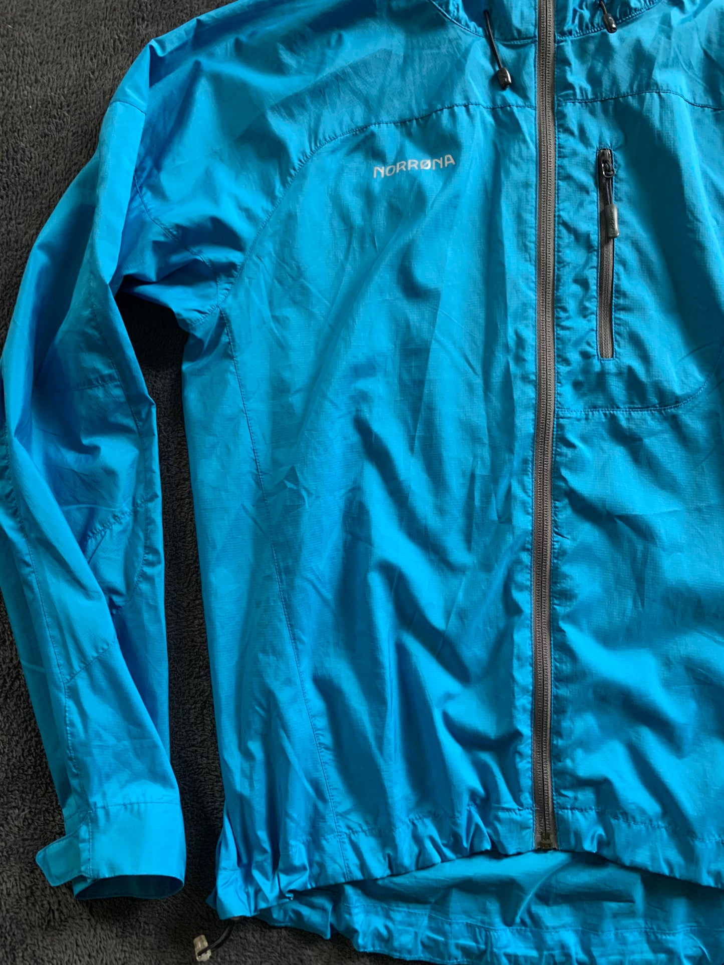Veste coupe vent Norrona d’occasion pour hommes. Taille S.