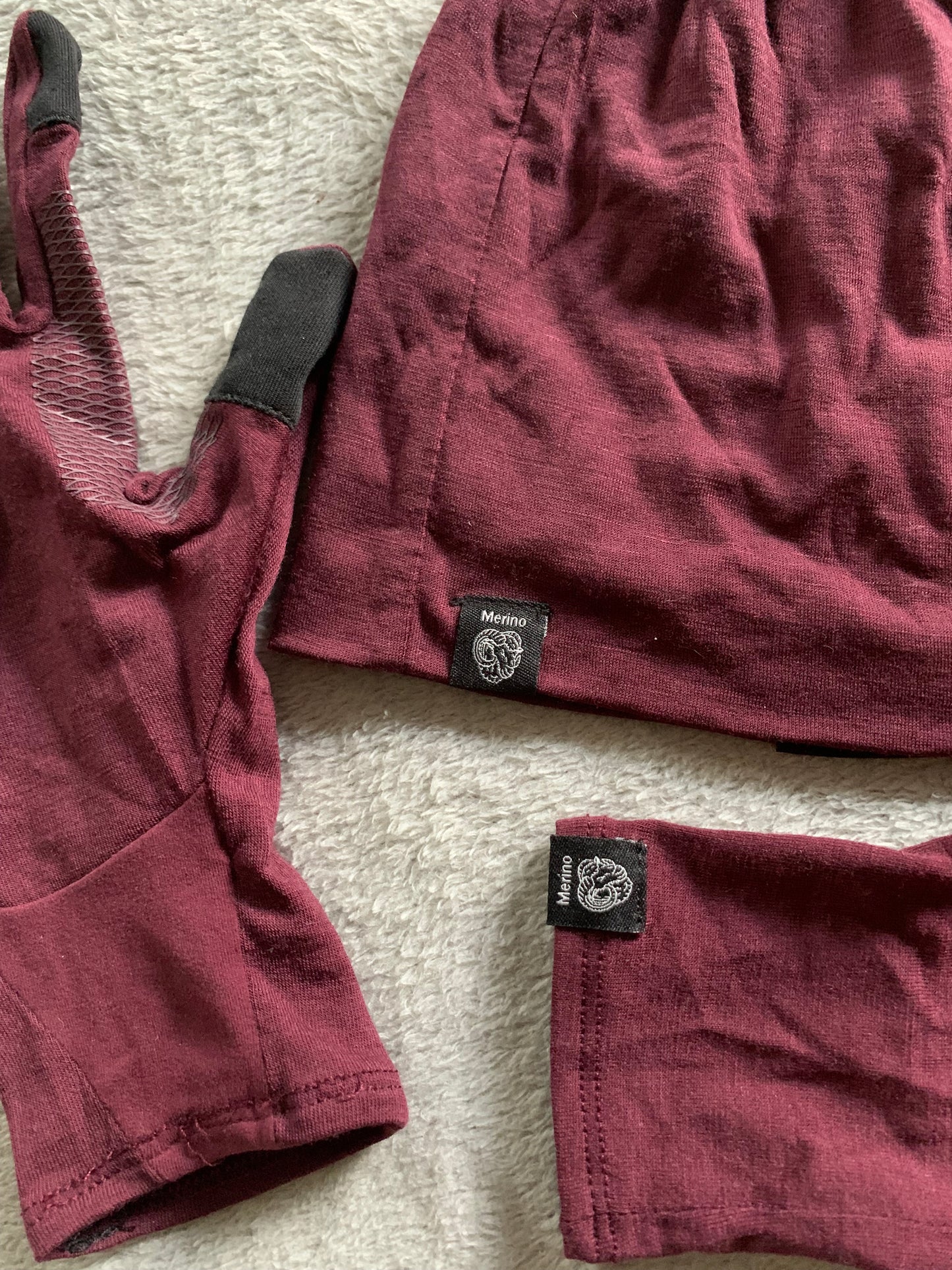 Bonnet et gants forclaz d’occasion en laine de mérinos pour femmes.