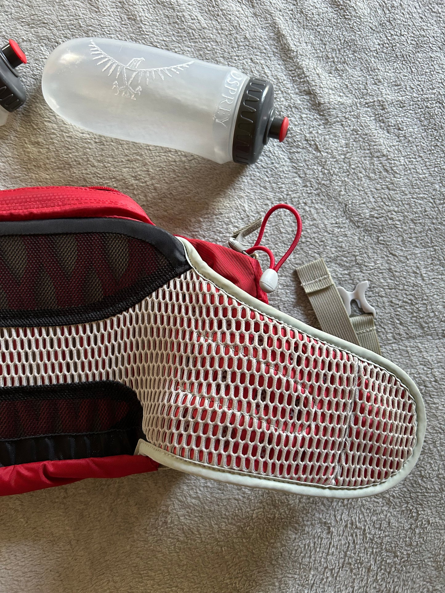 Sacoche d’hydratation osprey d’occasion talon 6 avec ses deux gourdes.