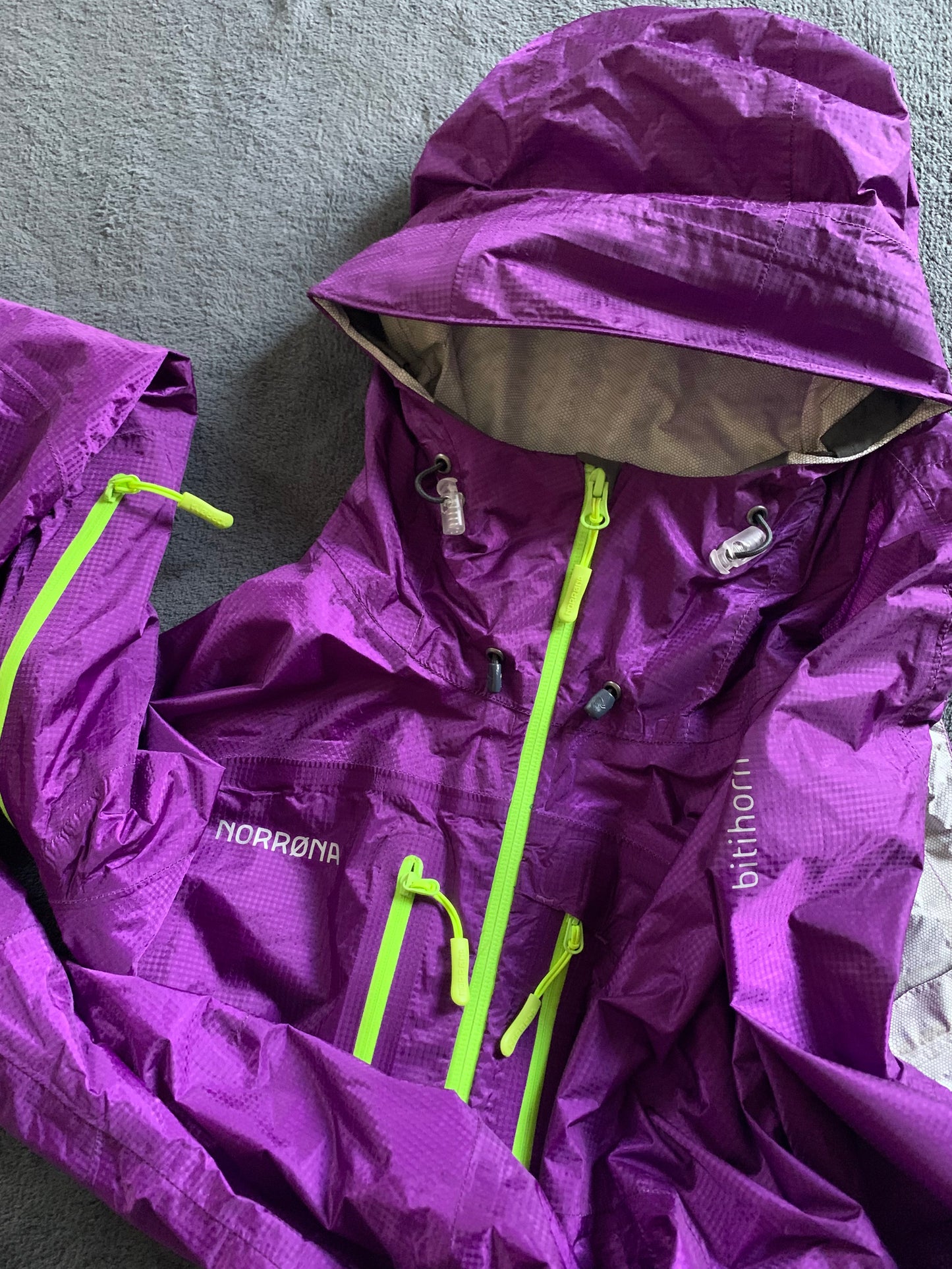 Veste imperméable Norrona d’occasion pour hommes. Taille S.