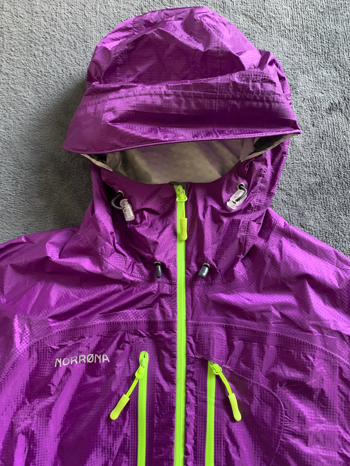 Veste imperméable Norrona d’occasion pour hommes. Taille S.