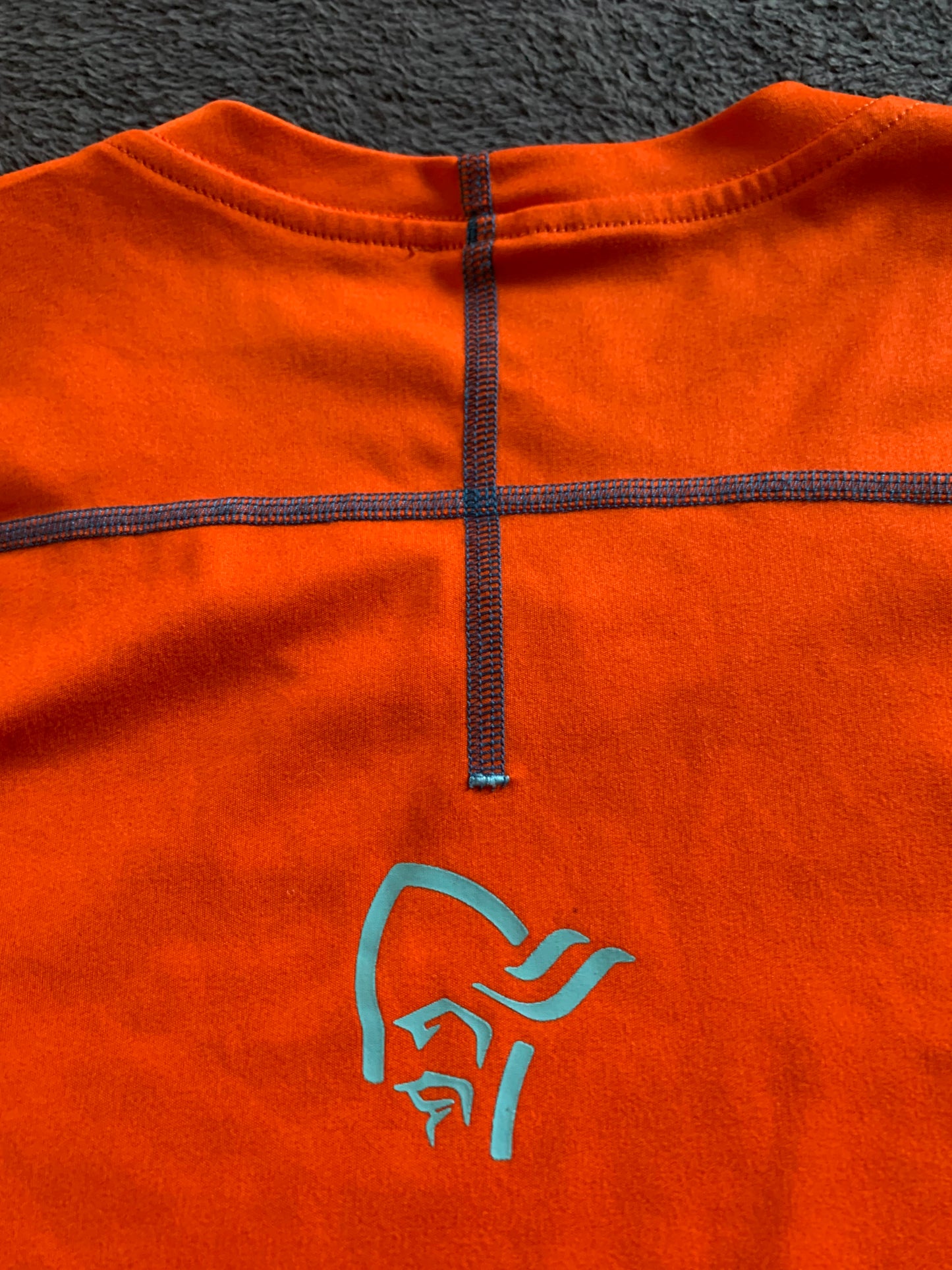 Tee shirt de sport Norrona d’occasion pour hommes. Taille S