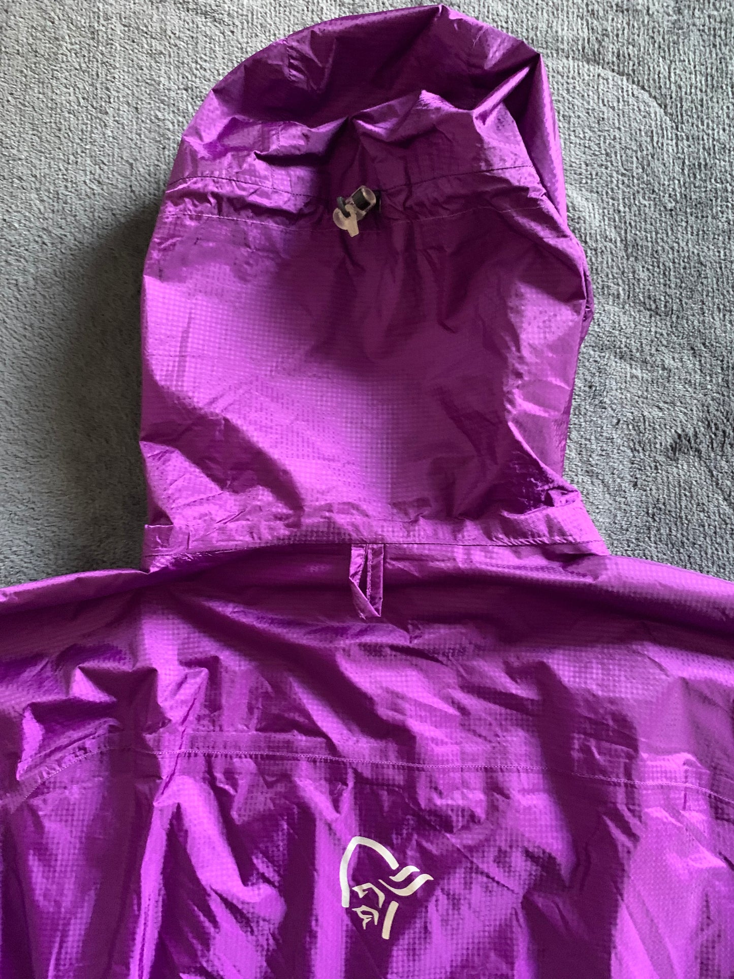 Veste imperméable Norrona d’occasion pour hommes. Taille S.