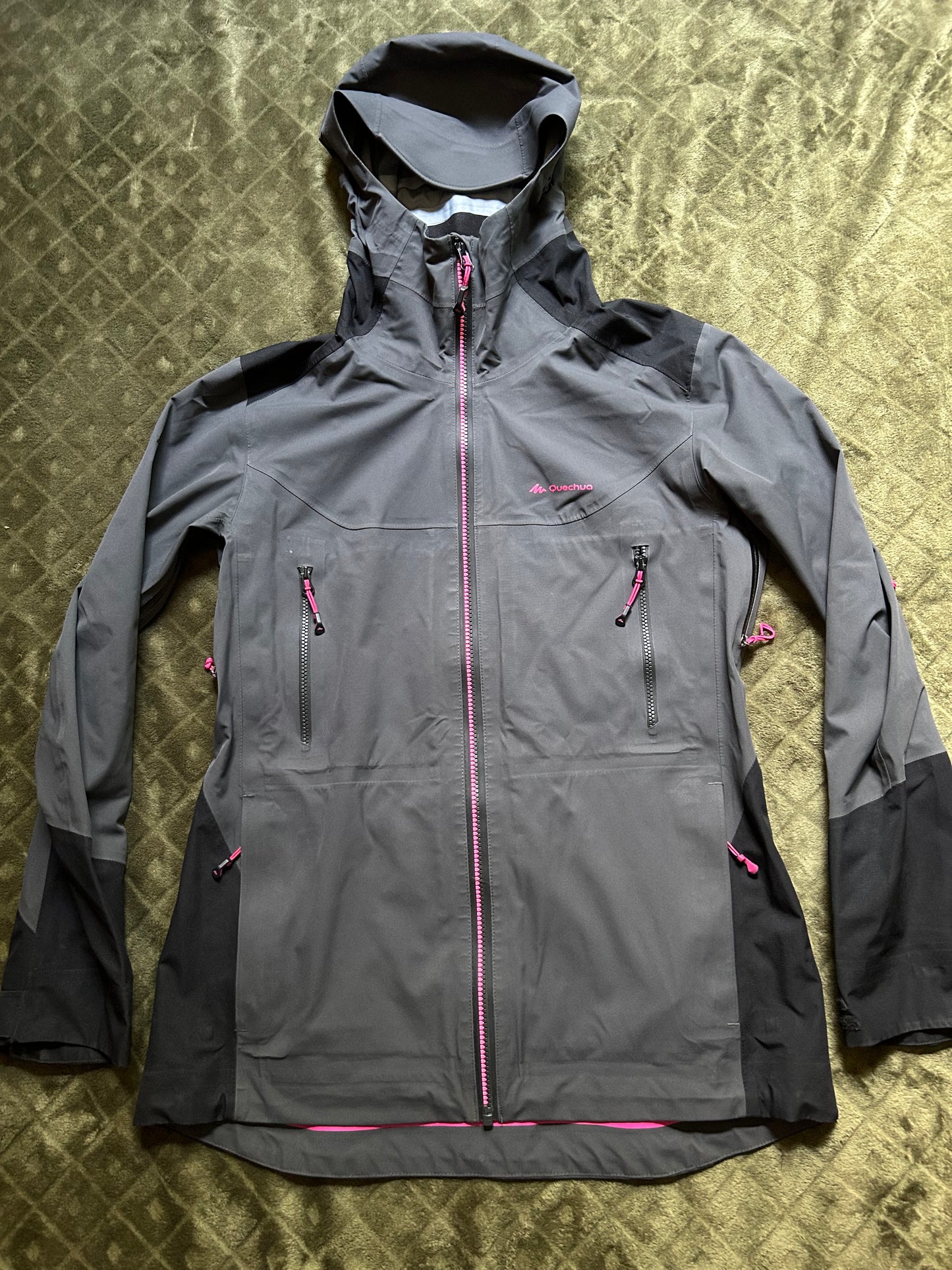 Veste imperméable quechua MH900 d’occasion pour femmes. Taille M