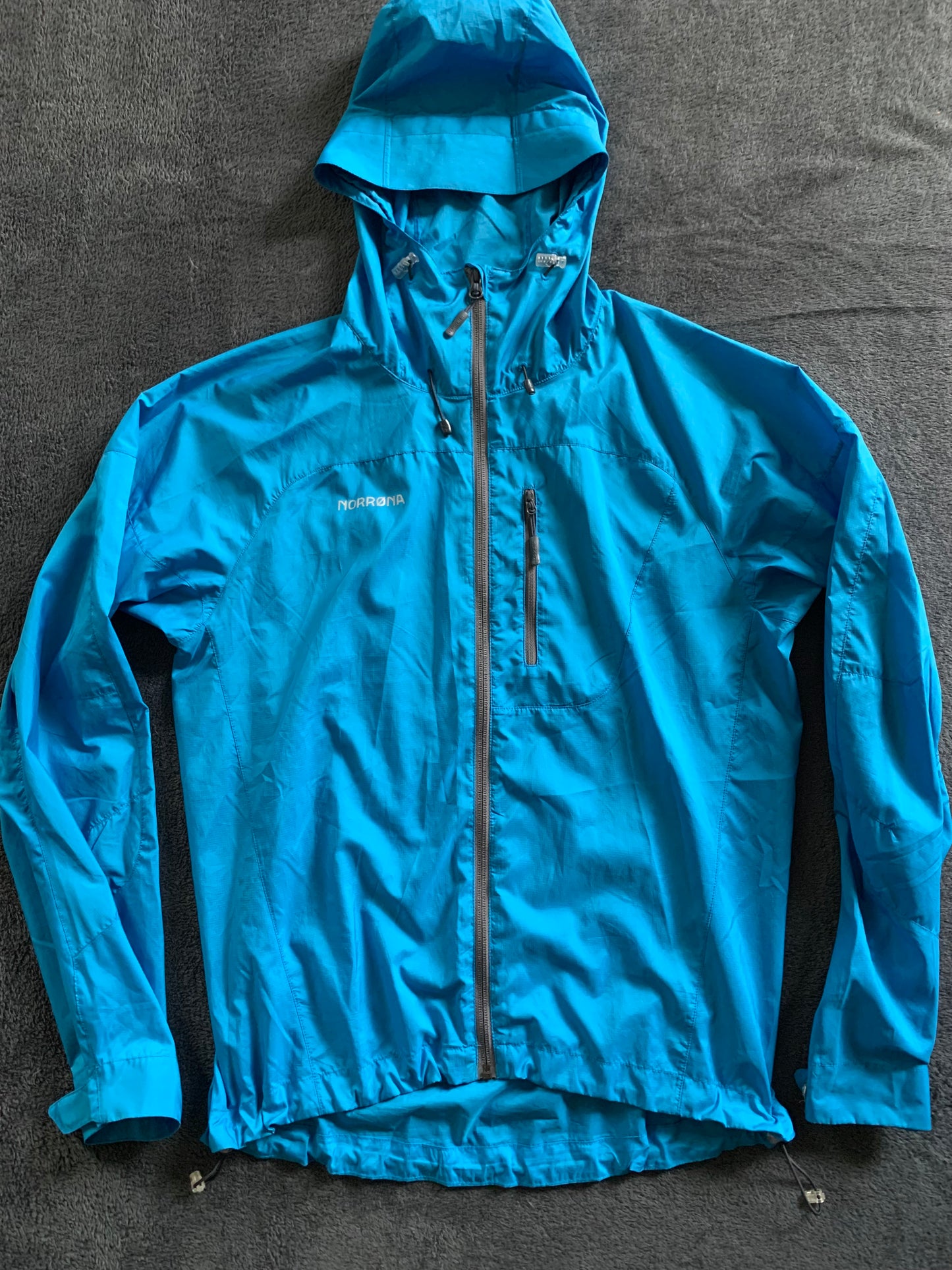 Veste coupe vent Norrona d’occasion pour hommes. Taille S.