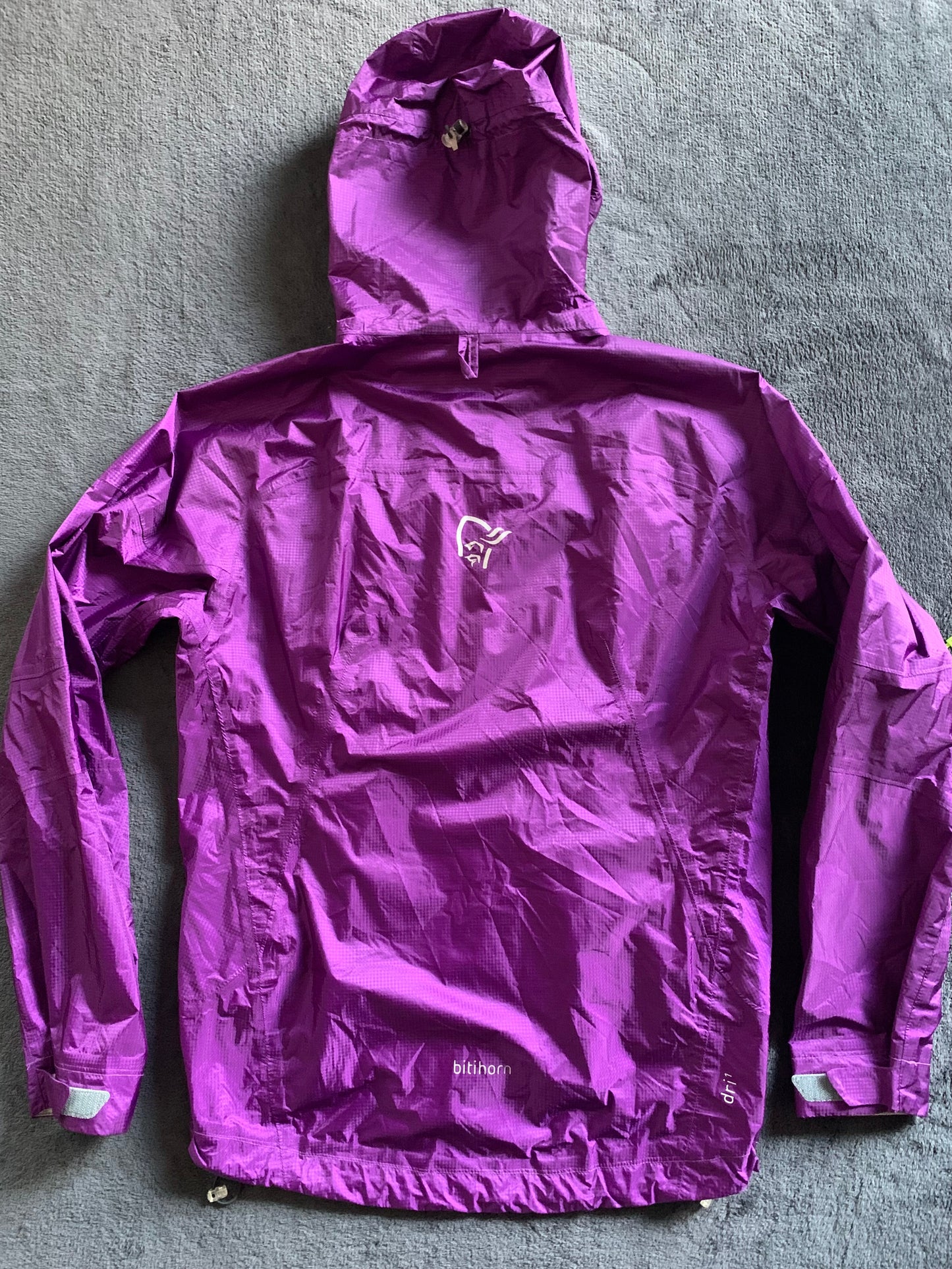 Veste imperméable Norrona d’occasion pour hommes. Taille S.