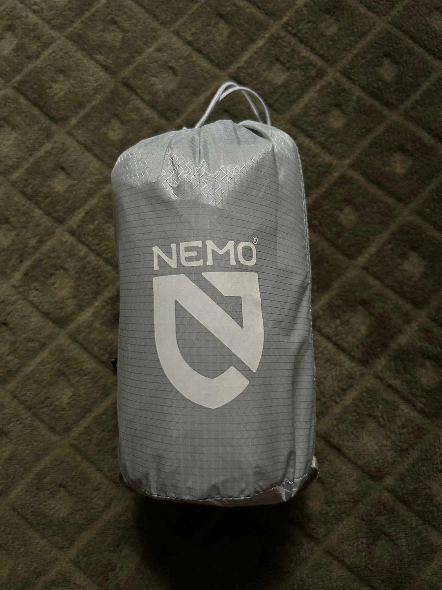 Location matelas gonflable Nemo Tensor Élite régular. 250 grammes. R-value 2,4. ( 20 euros / week-end ).