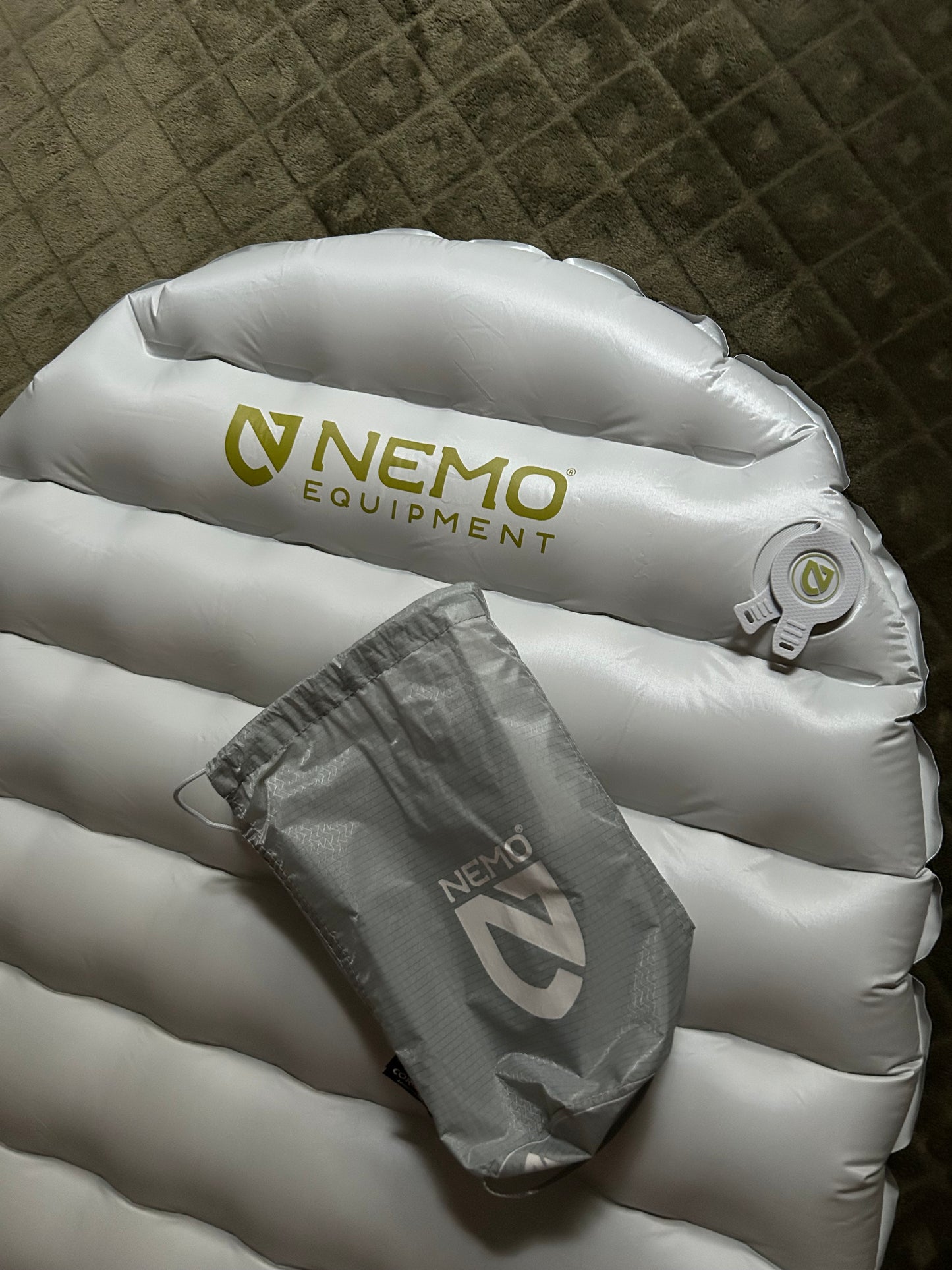 Location matelas gonflable Nemo Tensor Élite régular. 250 grammes. R-value 2,4. ( 20 euros / week-end ).