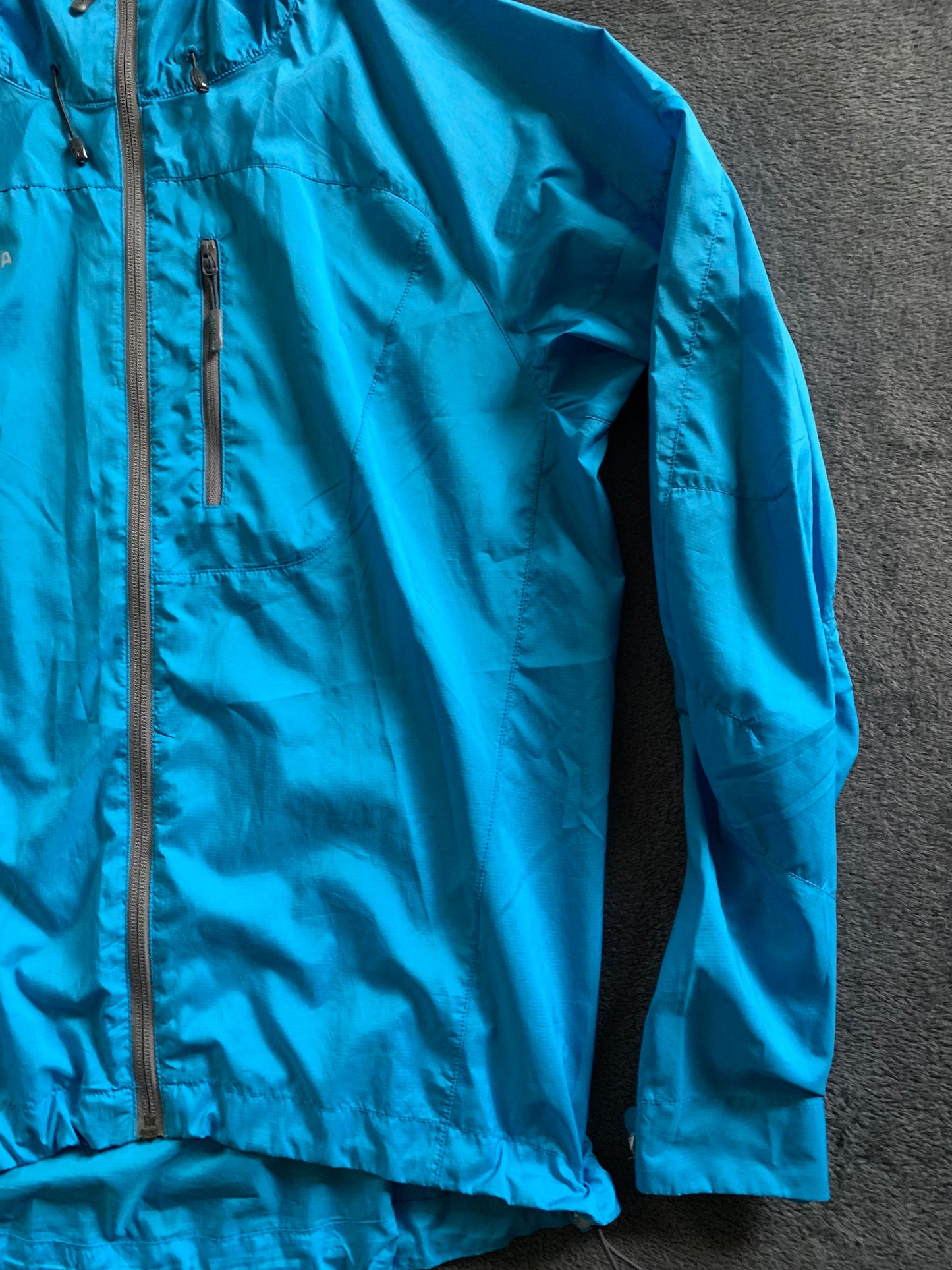 Veste coupe vent Norrona d’occasion pour hommes. Taille S.