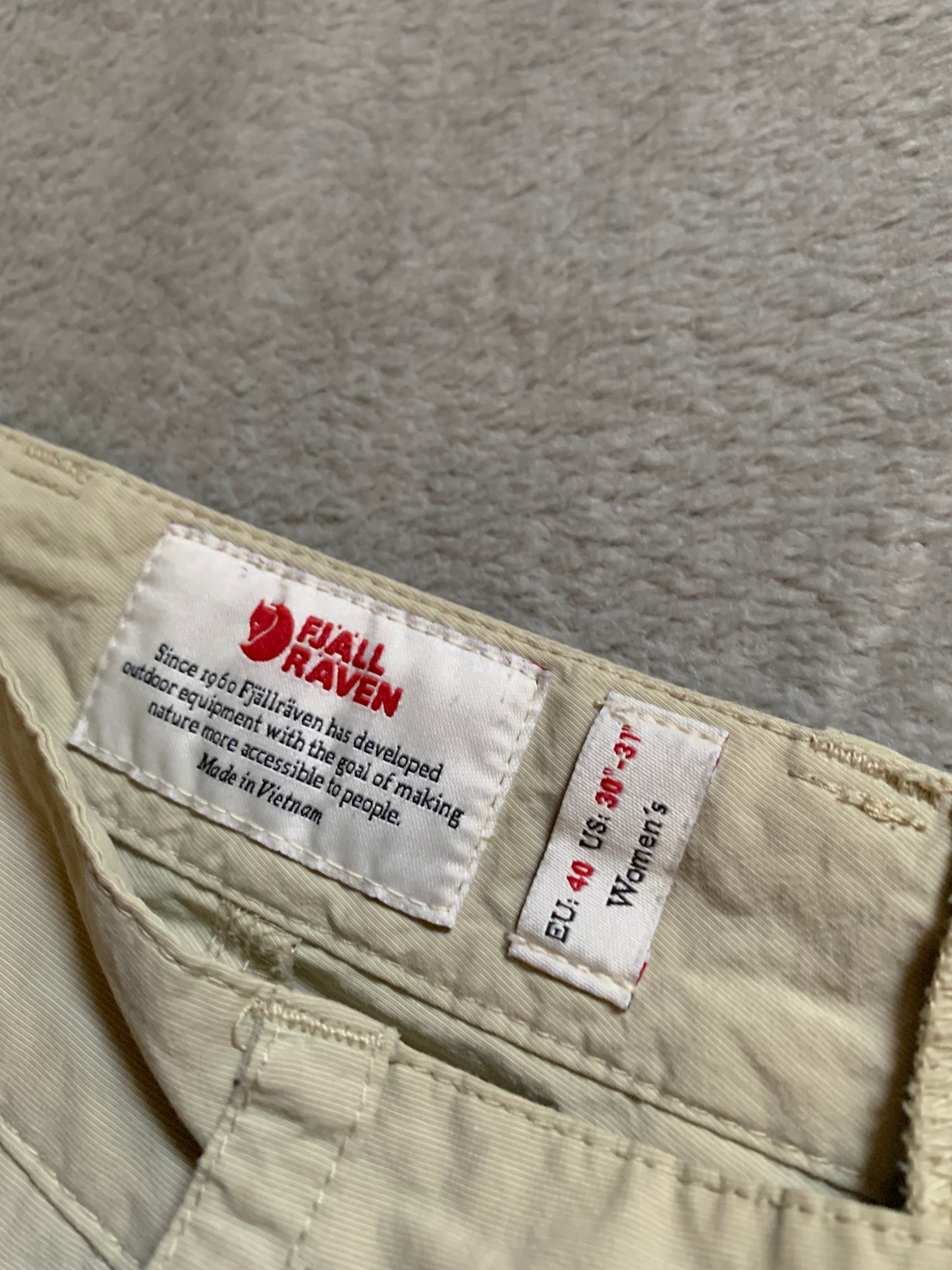 Pantalon de randonnée Fjallraven d’occasion pour femmes. Taille M/L