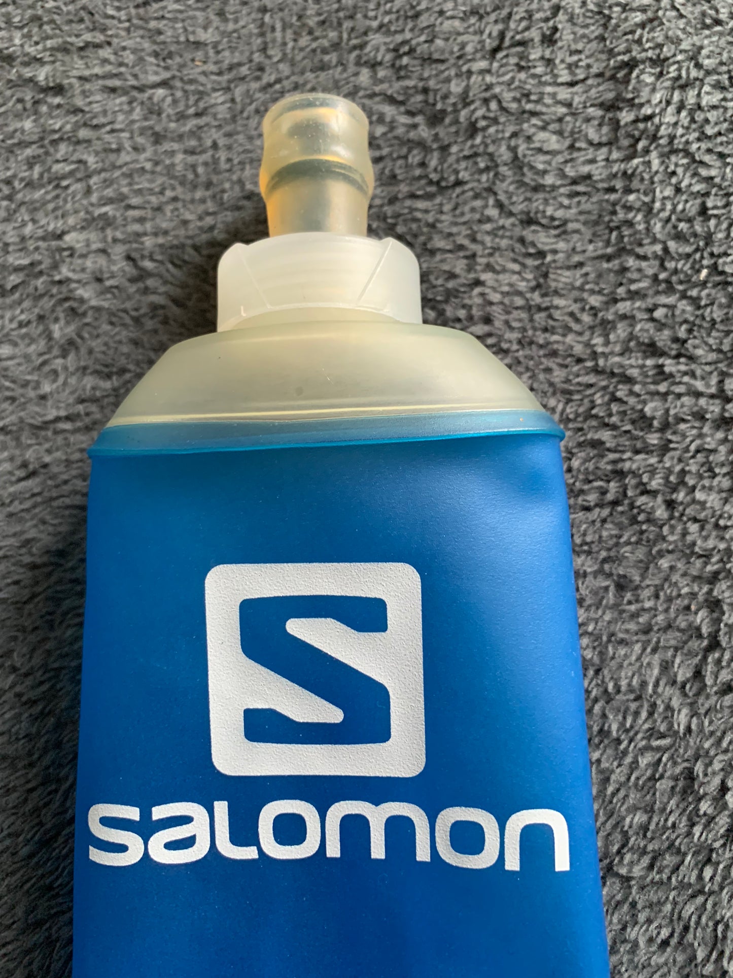 Gourde souple Salomon d’occasion. Contenance 500 ml.