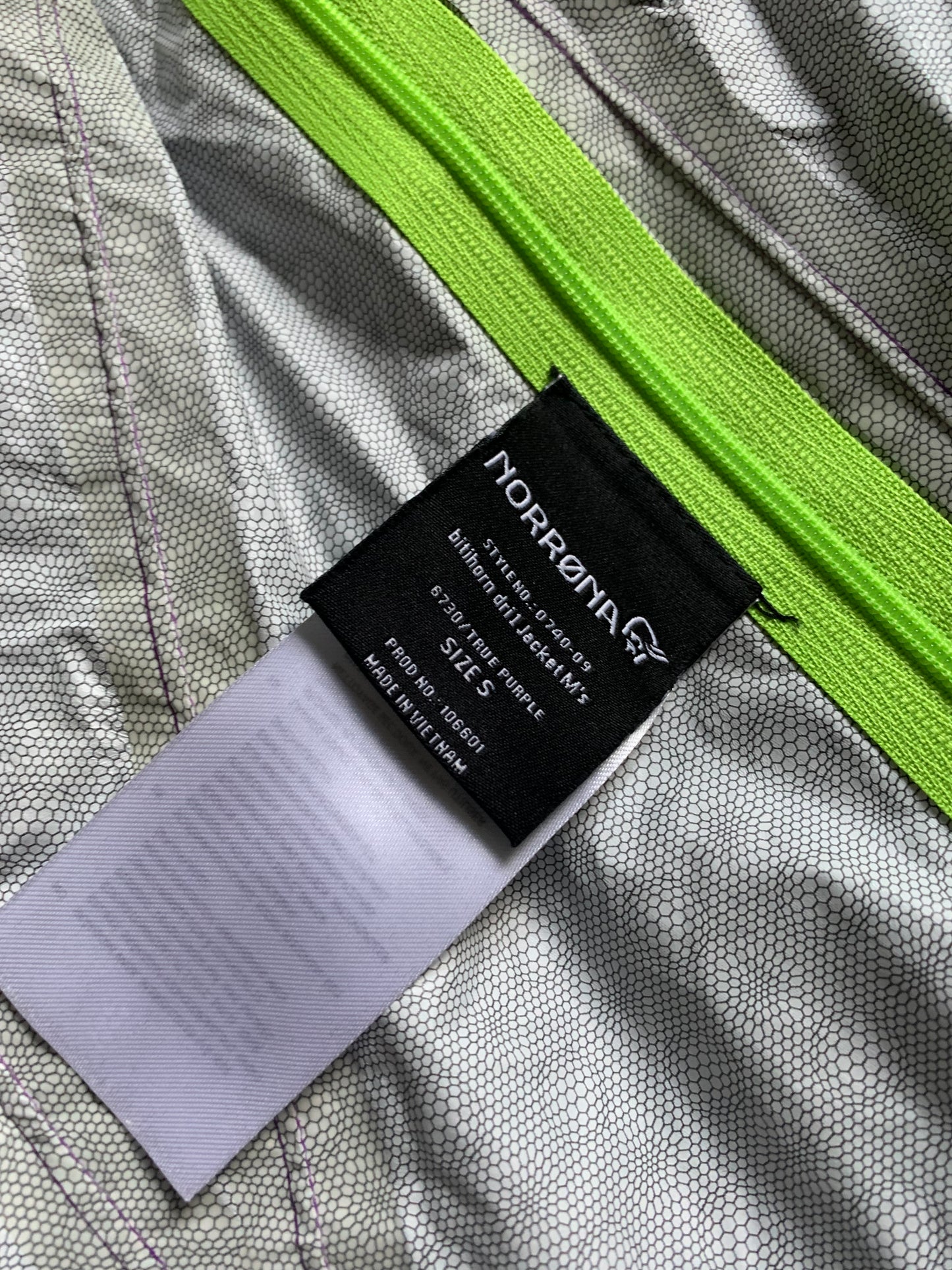 Veste imperméable Norrona d’occasion pour hommes. Taille S.