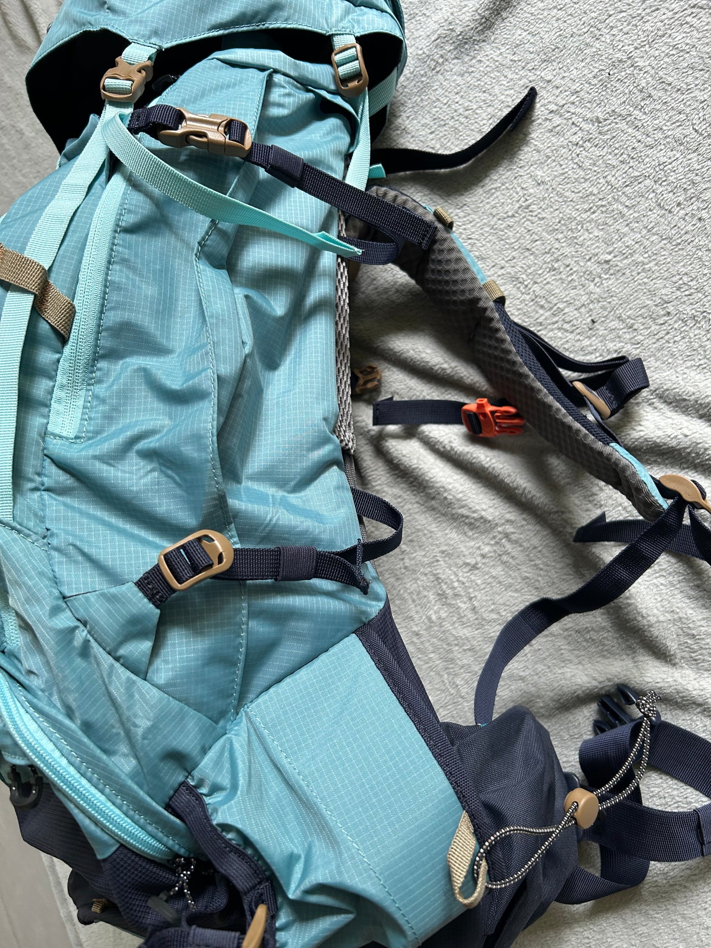 Location sac à dos Forclaz MT500 Air pour femmes. 55 litres. ( 12 euros / week-end ).