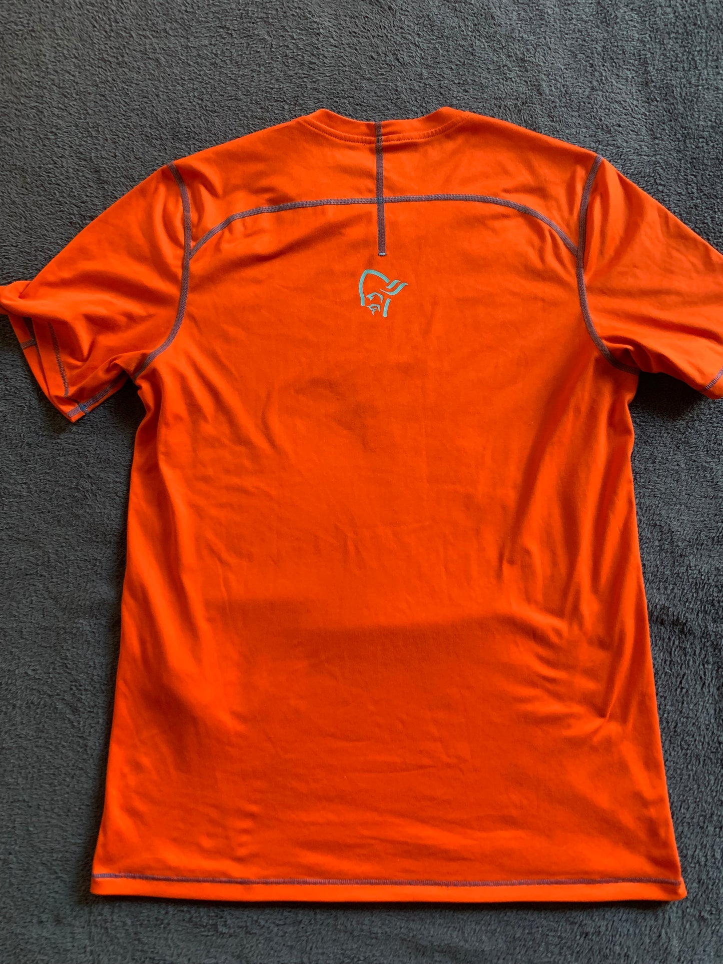 Tee shirt de sport Norrona d’occasion pour hommes. Taille S