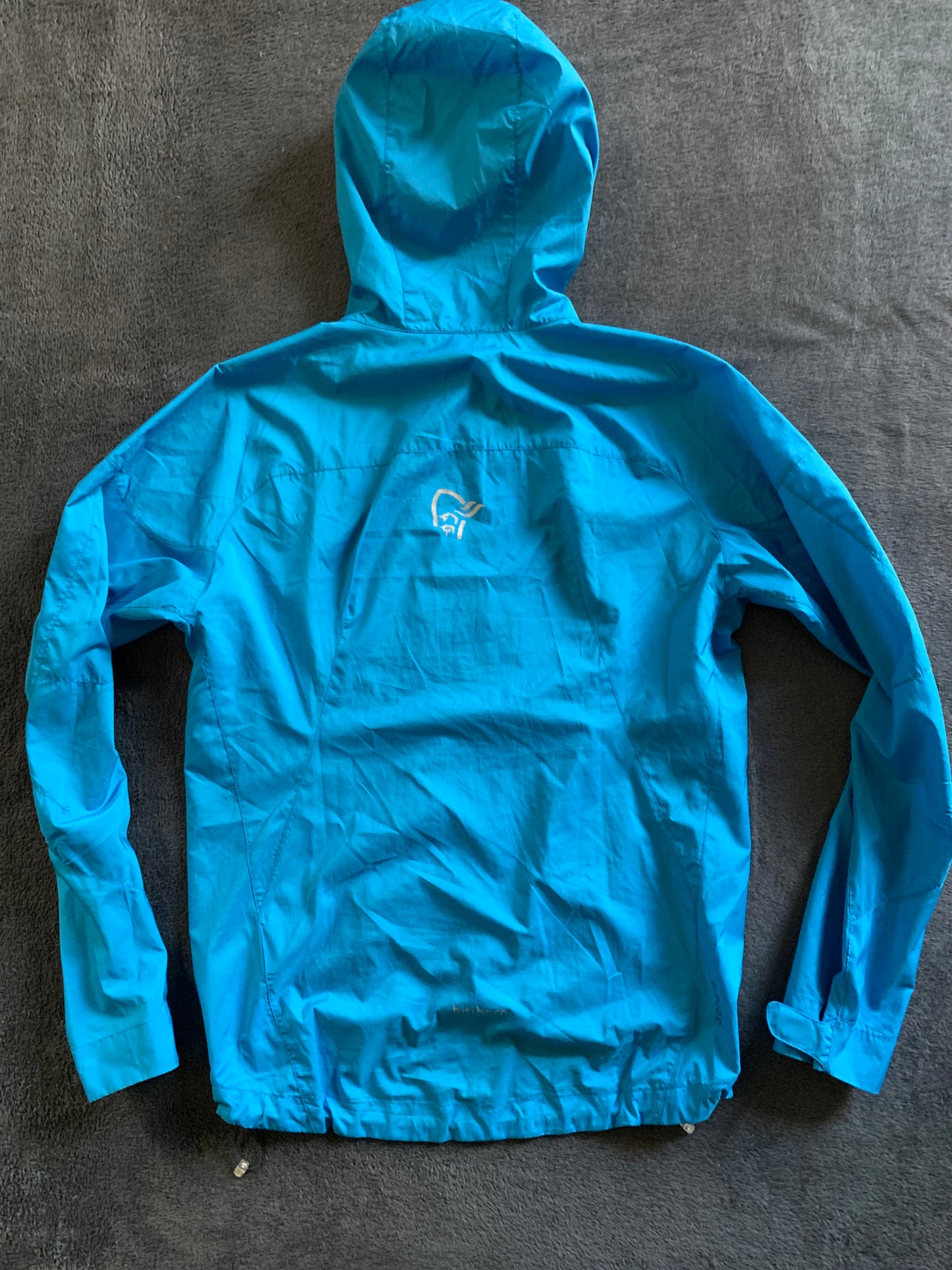 Veste coupe vent Norrona d’occasion pour hommes. Taille S.