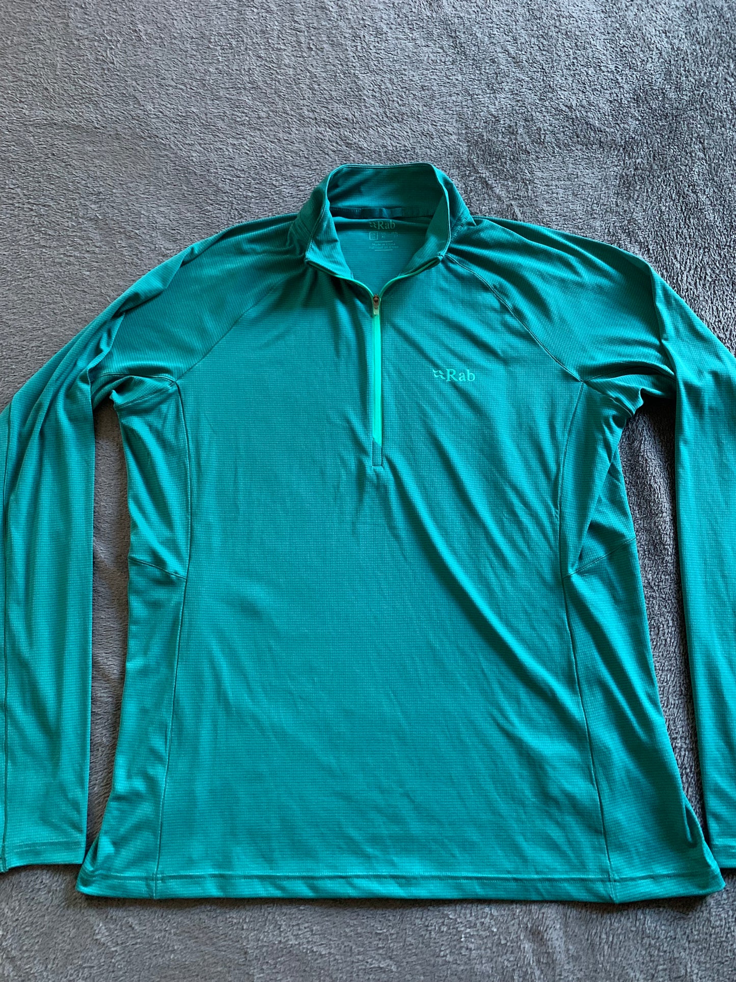 Haut technique Rab d’occasion pour femmes. Taille XL.