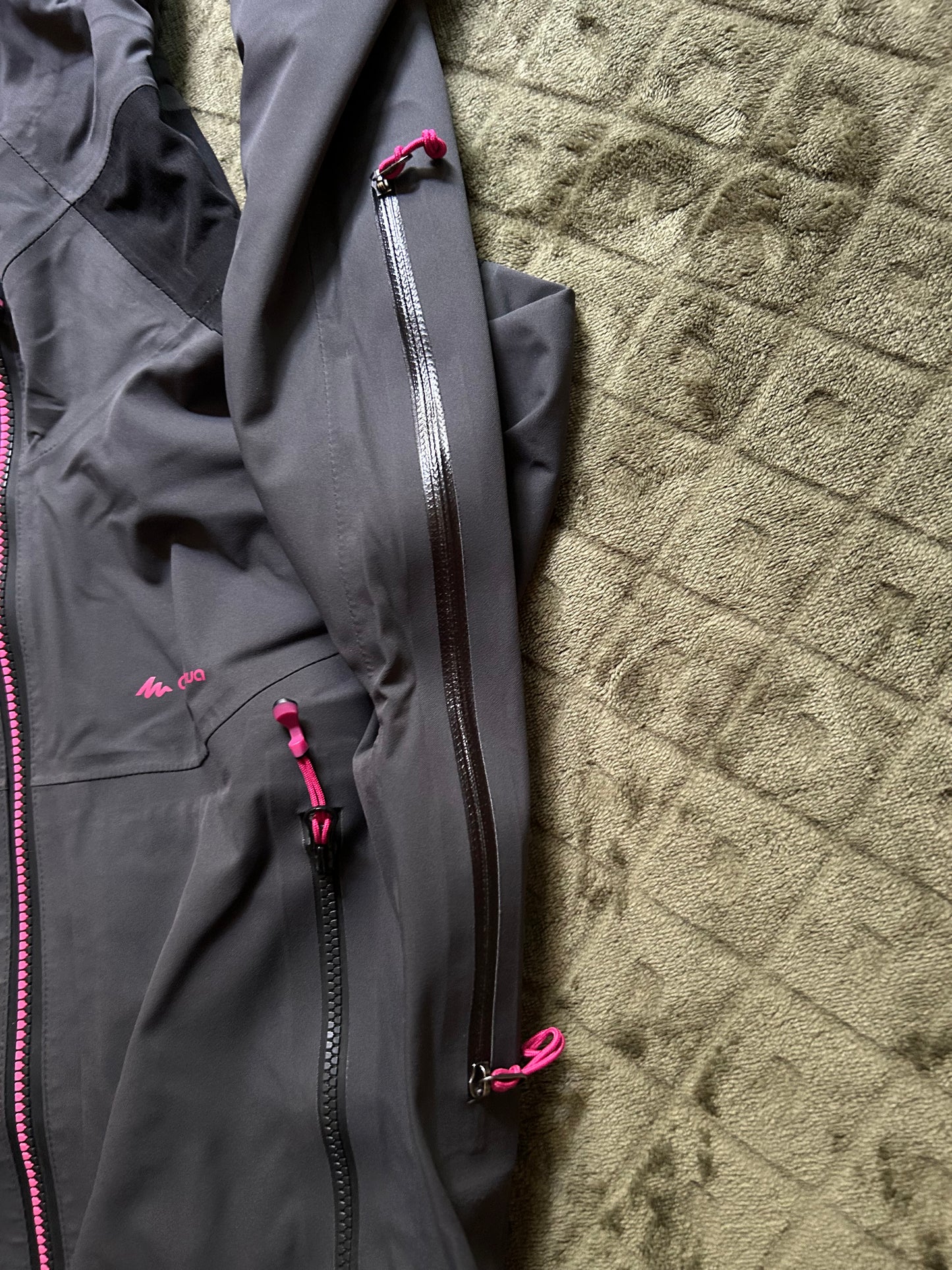 Veste imperméable quechua MH900 d’occasion pour femmes. Taille M