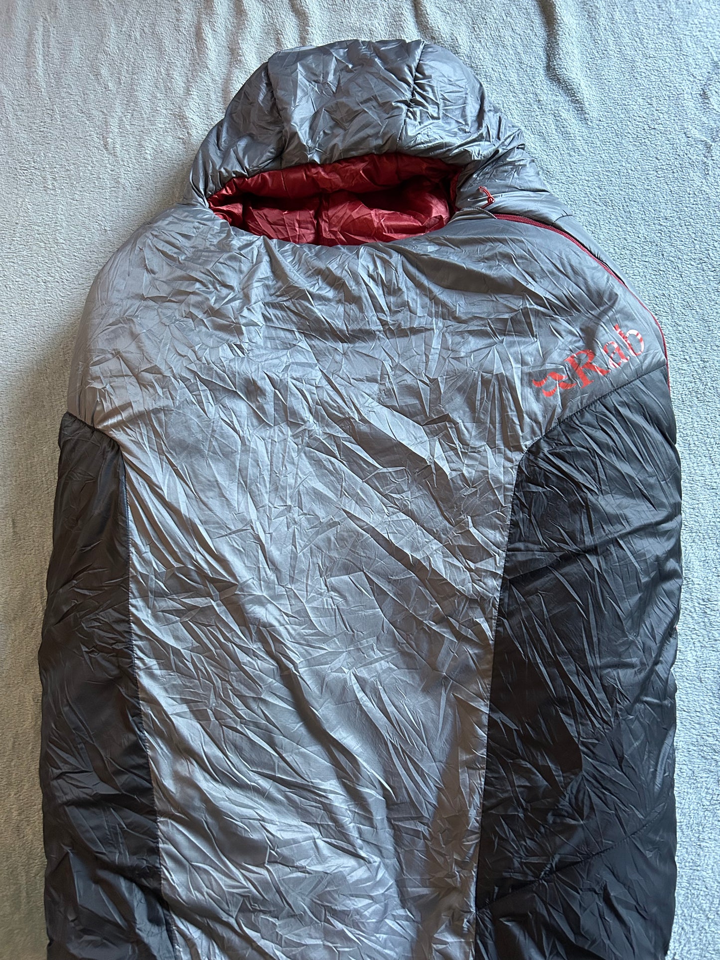 Location sac de couchage RAB solar 0 degrés. Taille XL. ( 20 euros / week-end ).