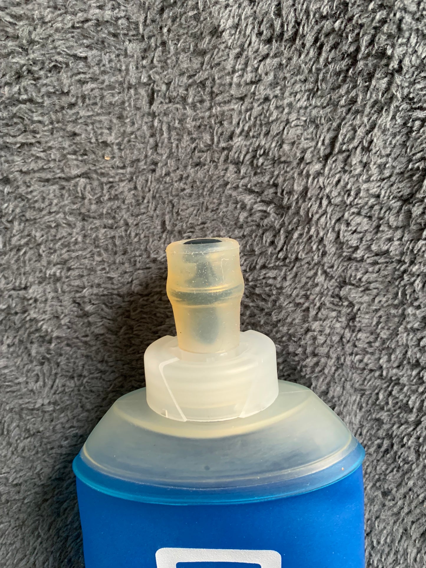 Gourde souple Salomon d’occasion. Contenance 500 ml.