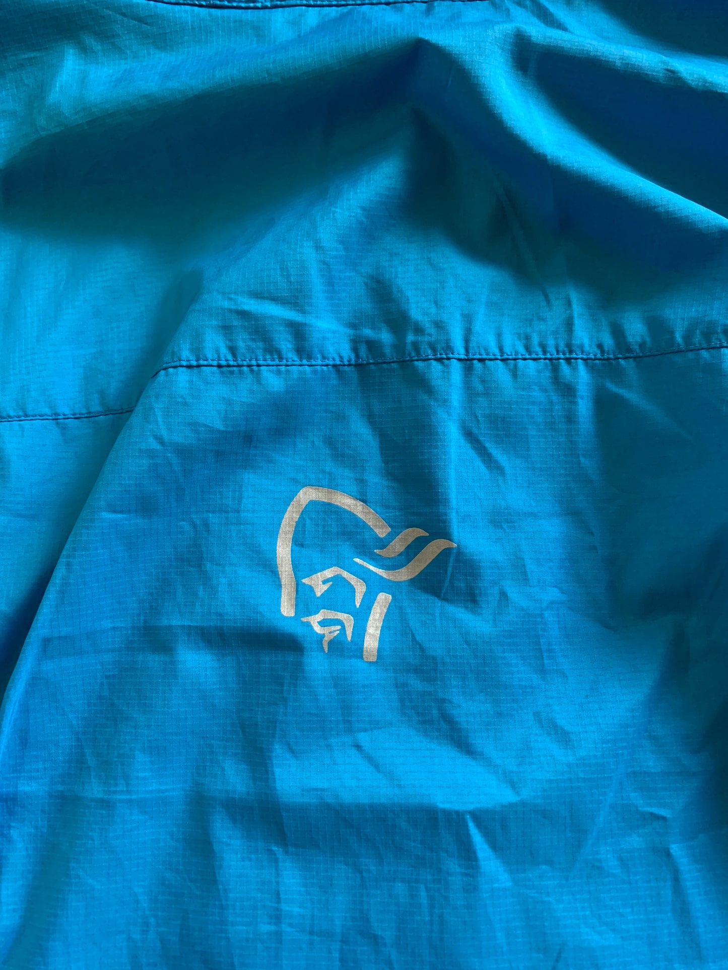 Veste coupe vent Norrona d’occasion pour hommes. Taille S.