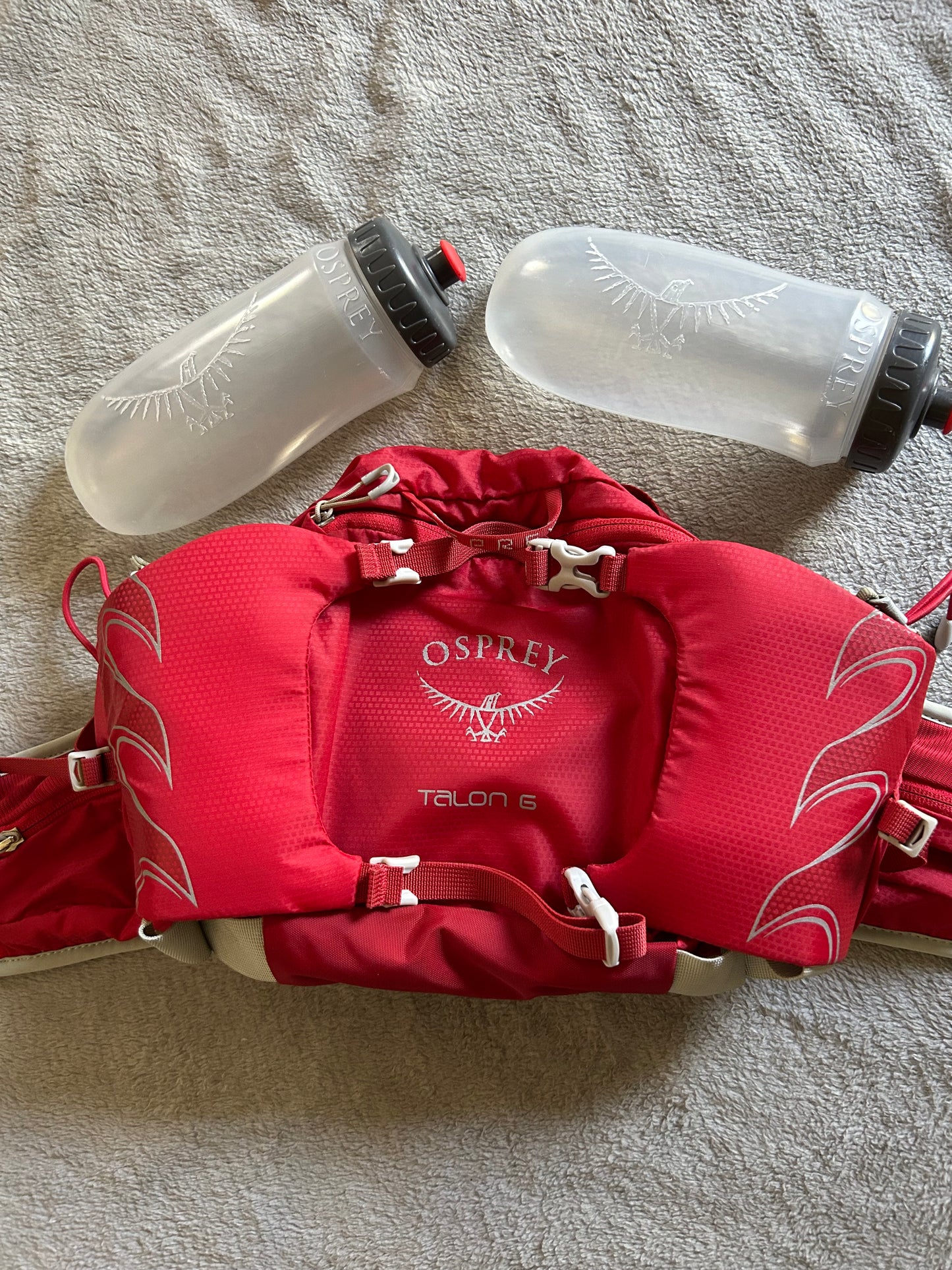 Sacoche d’hydratation osprey d’occasion talon 6 avec ses deux gourdes.