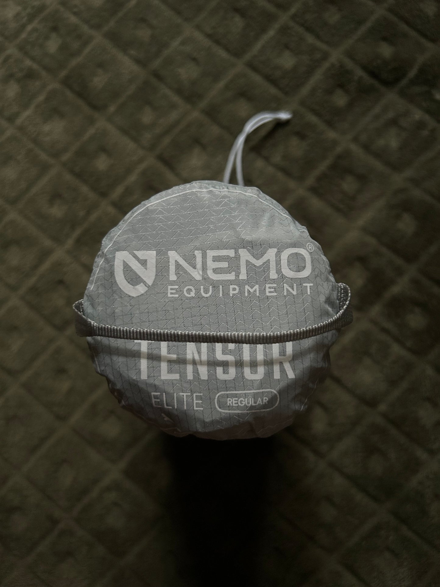 Location matelas gonflable Nemo Tensor Élite régular. 250 grammes. R-value 2,4. ( 20 euros / week-end ).