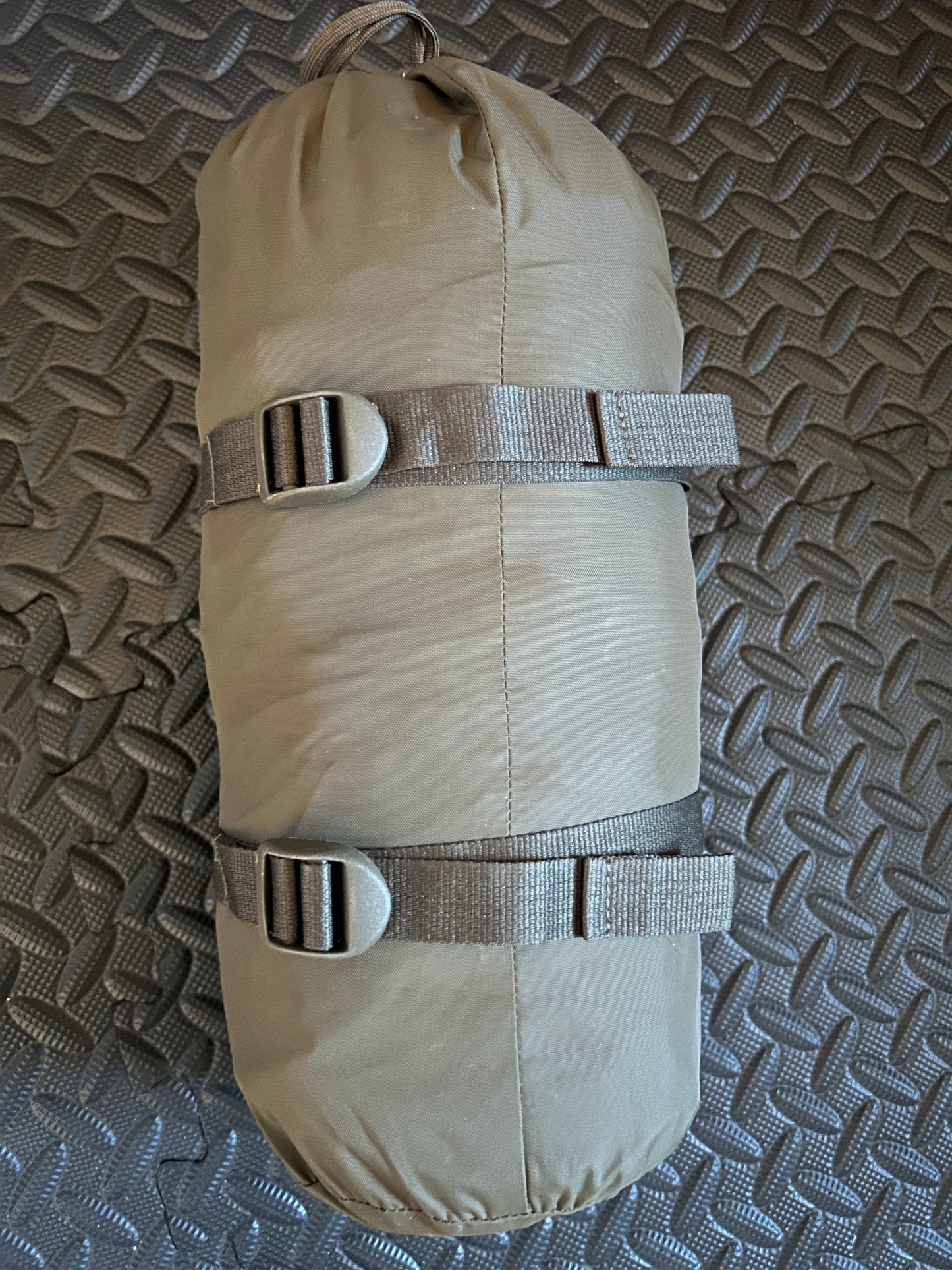 Sac de couchage Carinthia sleeping bag d’occasion en Gore tex.