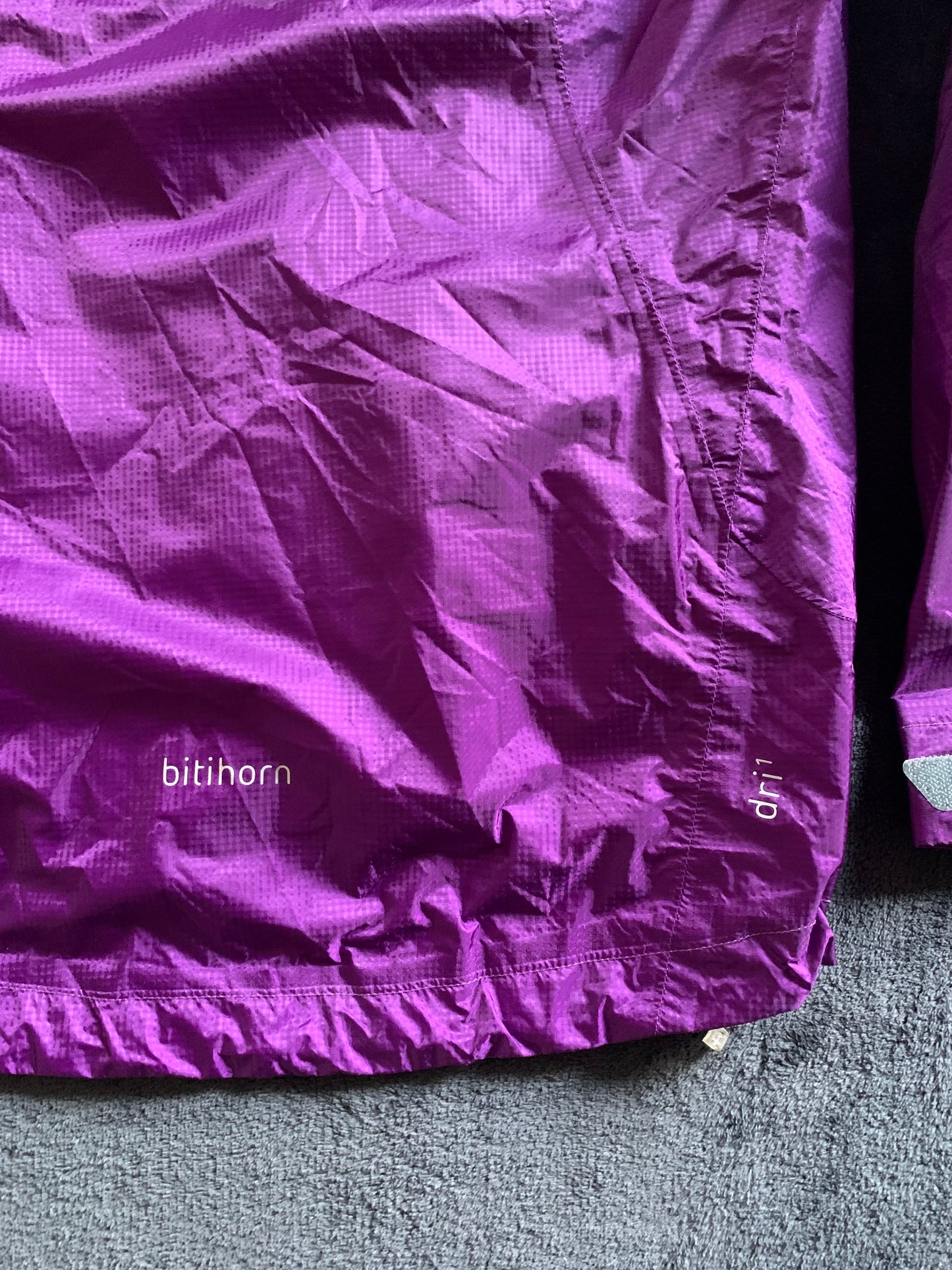 Veste imperméable Norrona d’occasion pour hommes. Taille S.