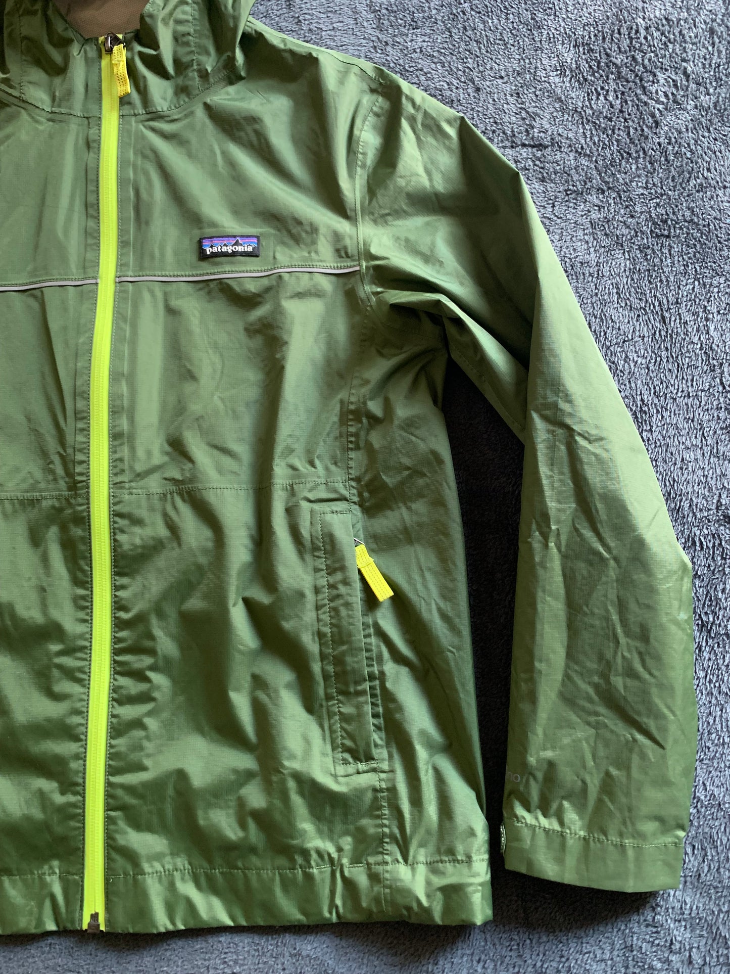 Imperméable patagonia d’occasion pour enfants. Taille 14 ans.