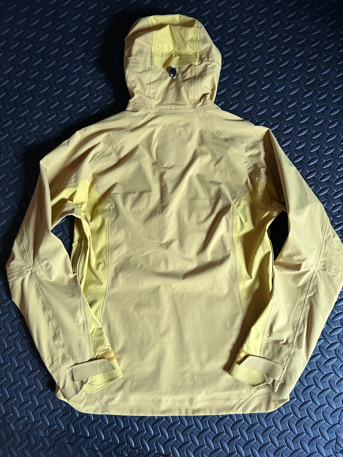 Veste imperméable quechua MH500 d’occasion pour hommes. Taille M