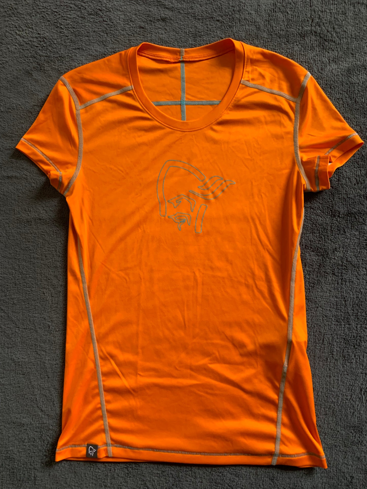 Tee shirt Norrona d’occasion pour femmes. Taille XS/S