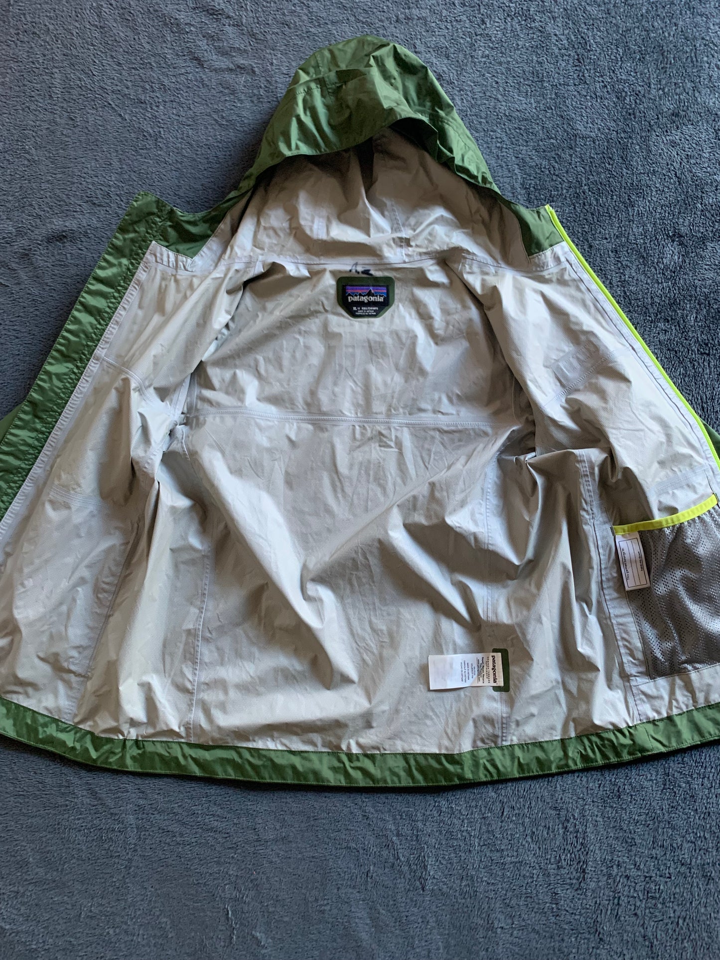 Imperméable patagonia d’occasion pour enfants. Taille 14 ans.