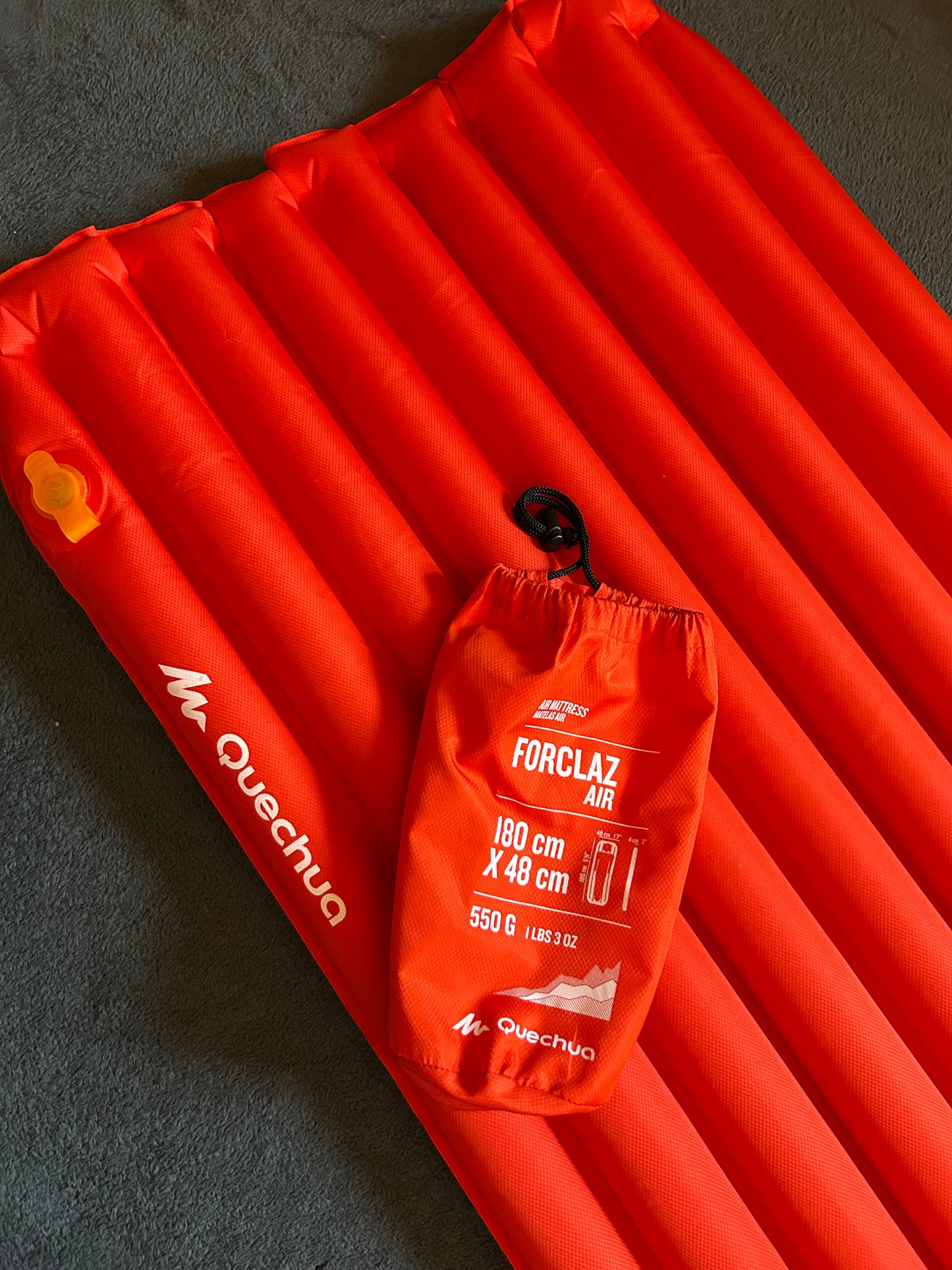 Matelas gonflable forclaz / quechua d’occasion. 550 grammes