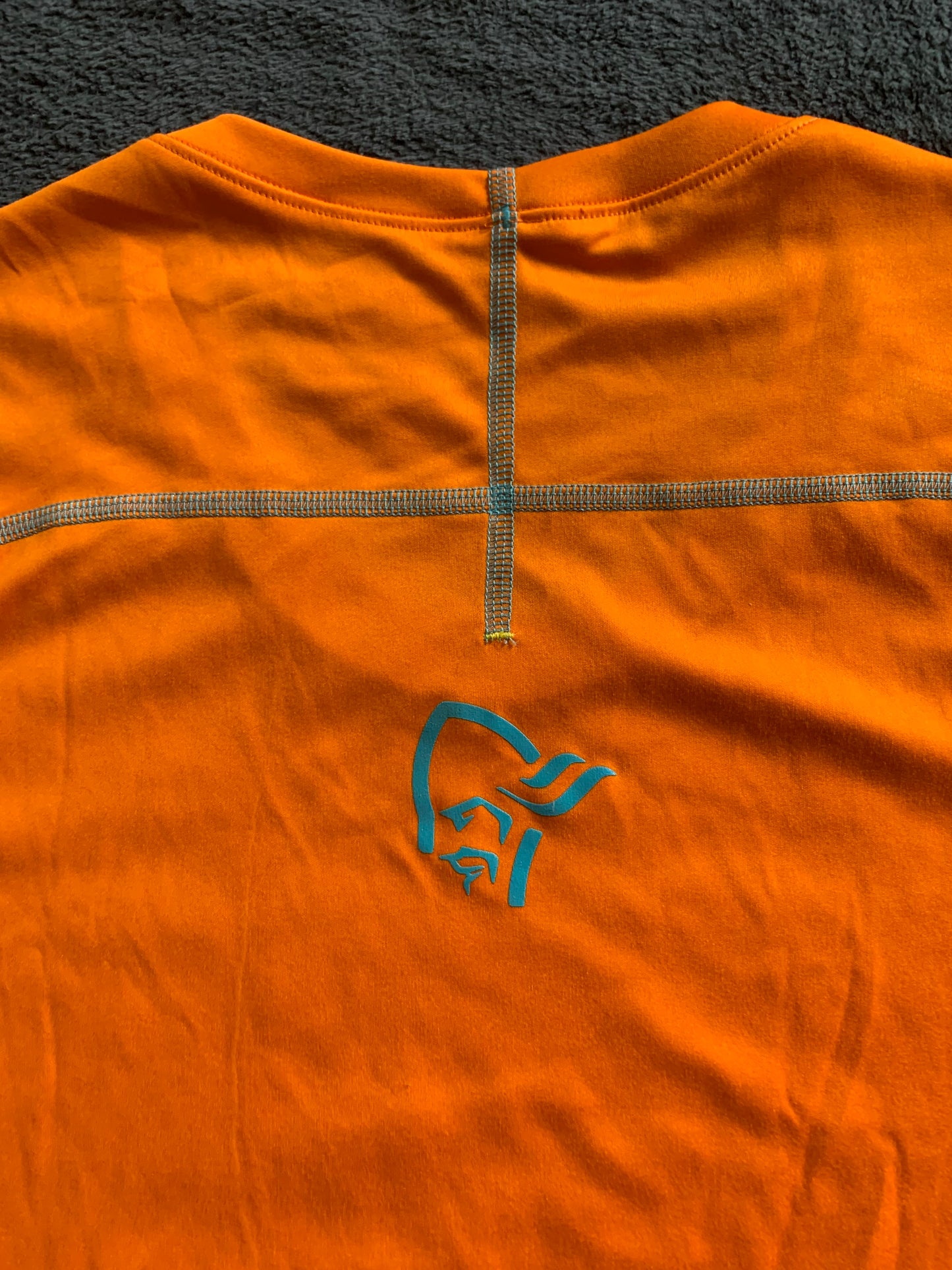 Tee shirt Norrona d’occasion pour femmes. Taille XS/S