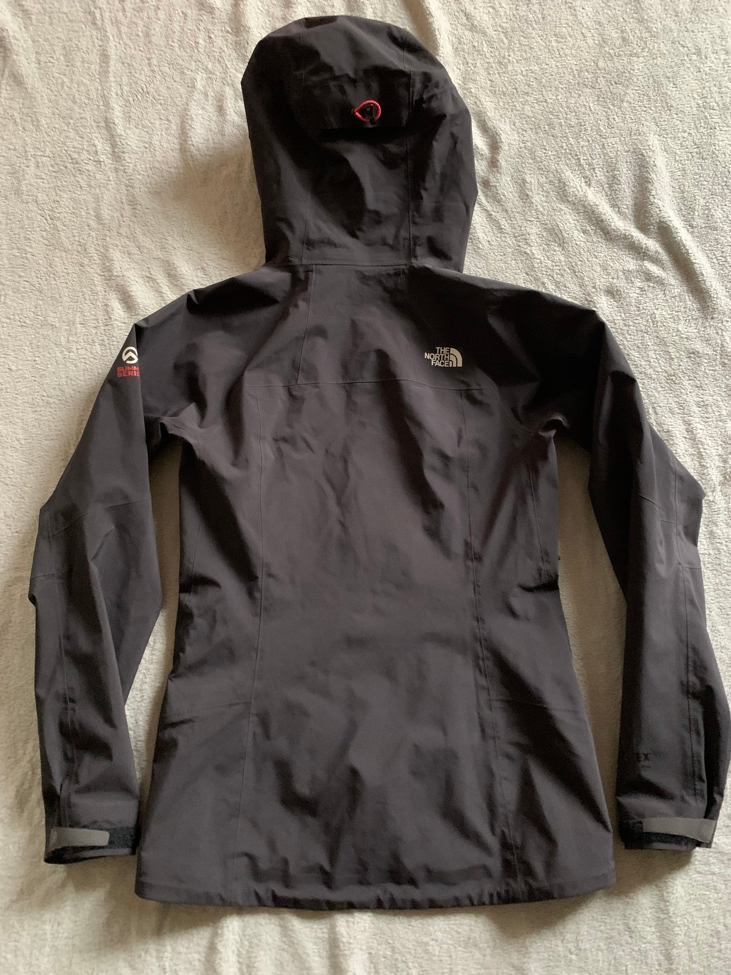 Veste imperméable the north face summit séries gore tex pro d’occasion pour femmes. Taille xs.