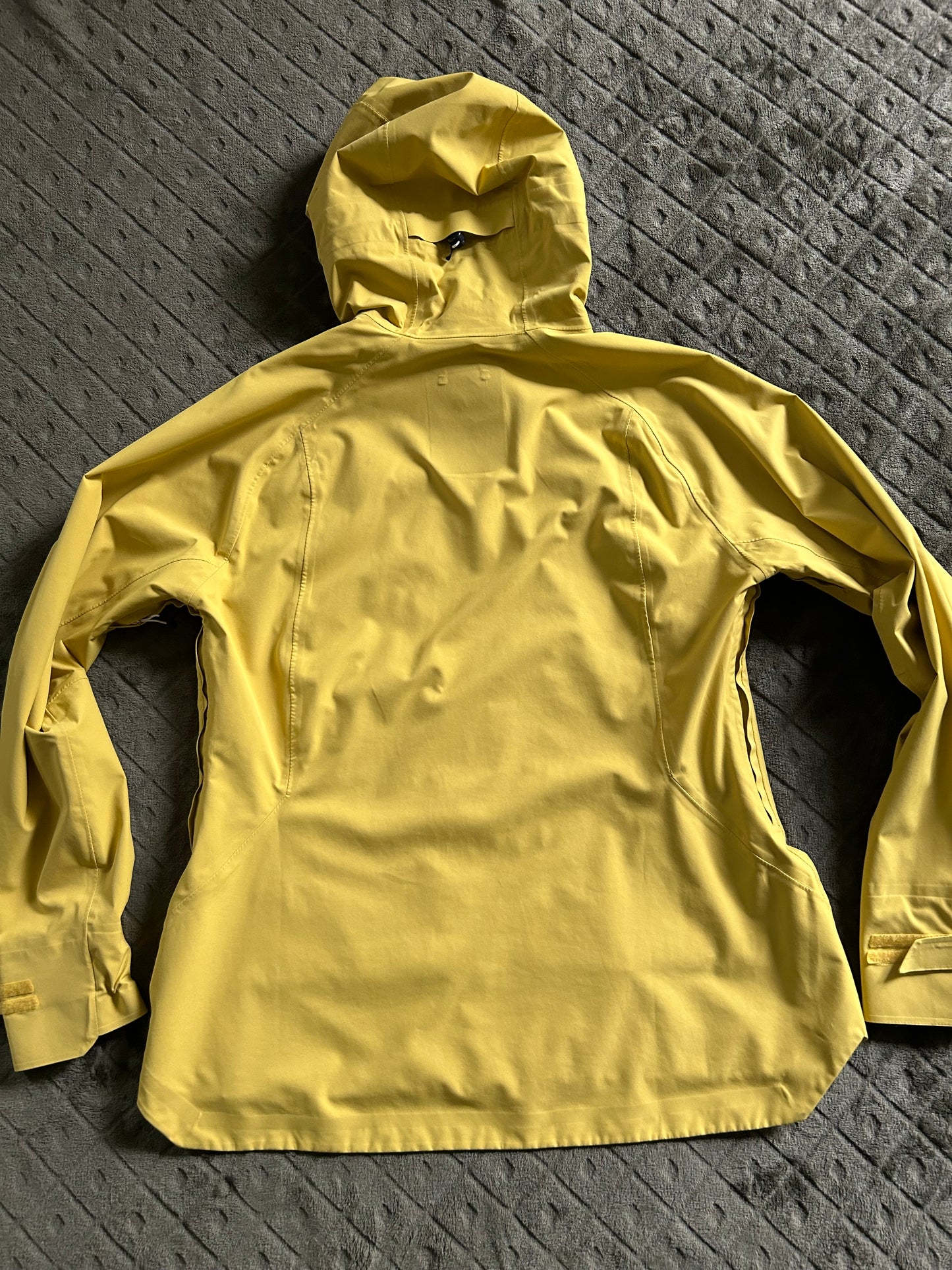 Veste imperméable quechua MH500 d’occasion pour femmes. Taille L