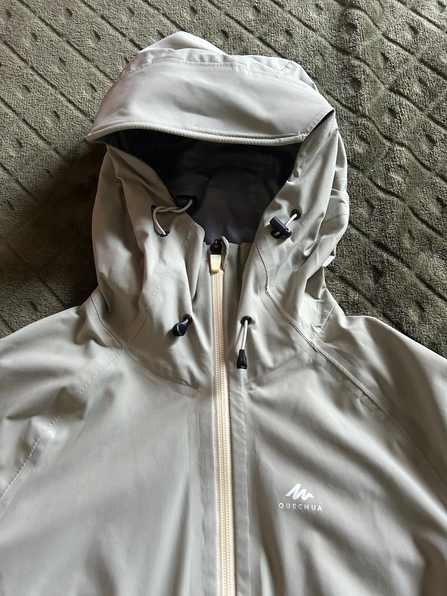 Veste imperméable quechua MH500 d’occasion pour femmes. Taille XS