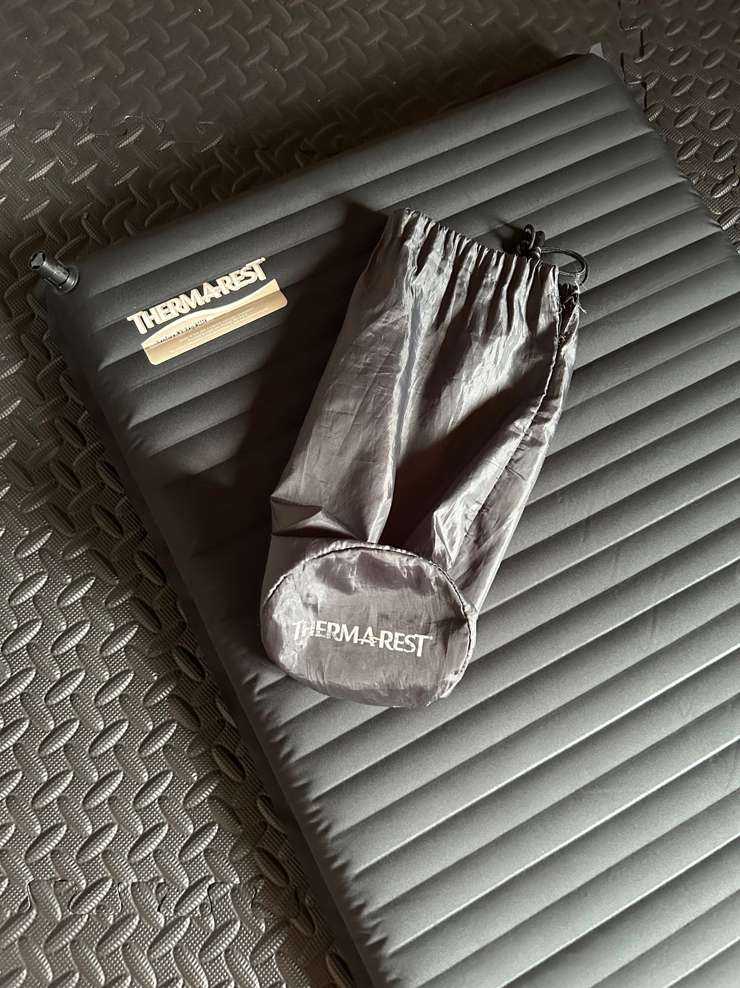 Matelas gonflable Thermarest  d’occasion modèle venture a réparer. 560 grammes.