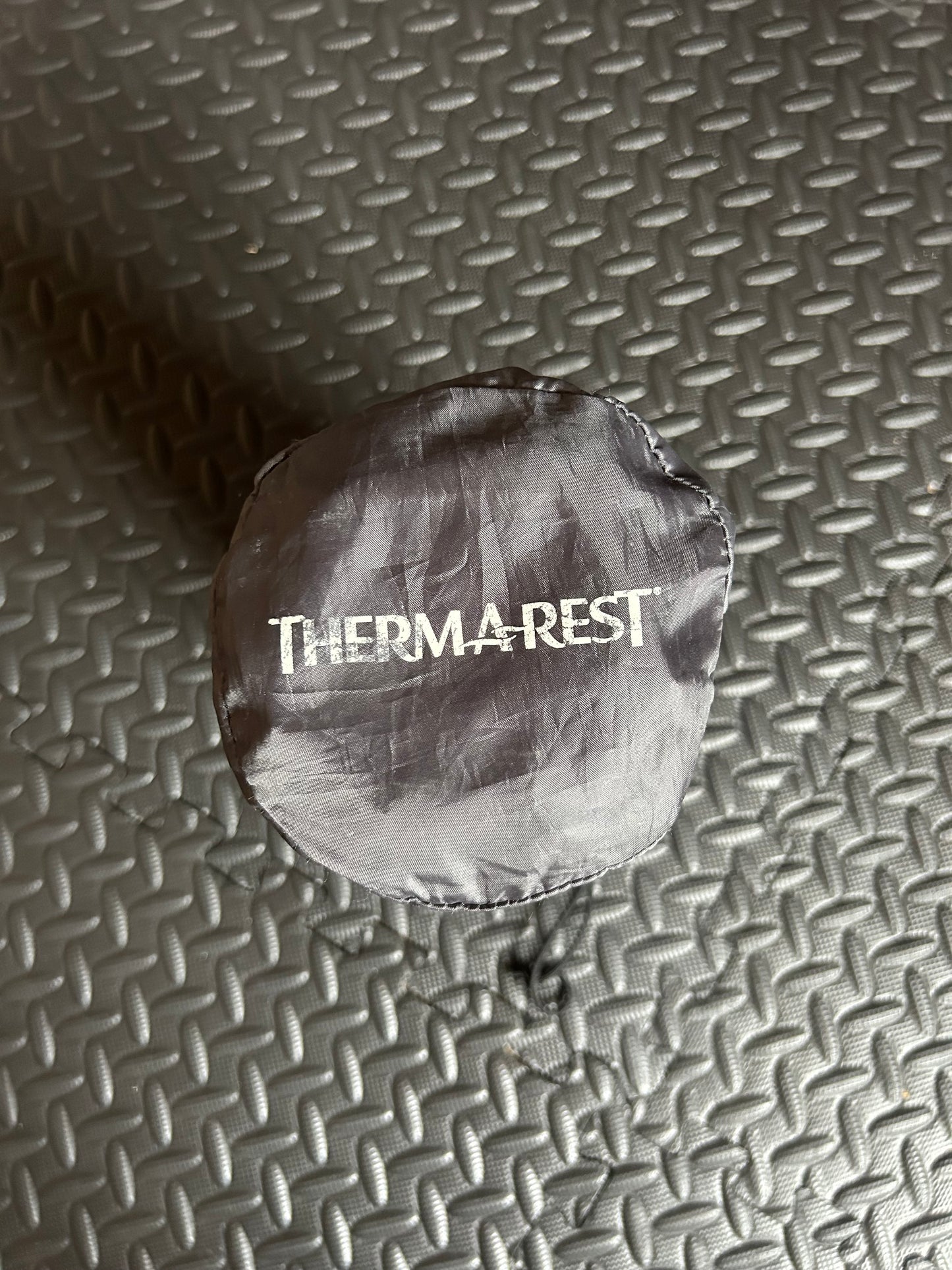 Matelas gonflable Thermarest  d’occasion modèle venture a réparer. 560 grammes.