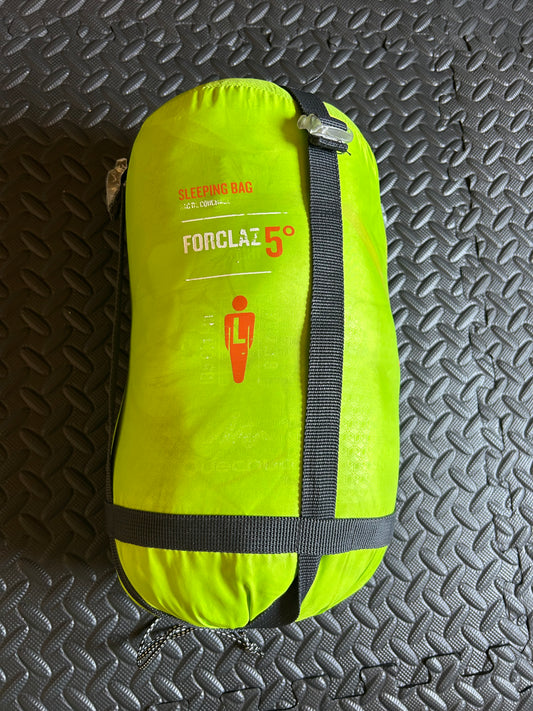 Sac de couchage forclaz d’occasion 5 degrés light. Taille L. 1180 grammes