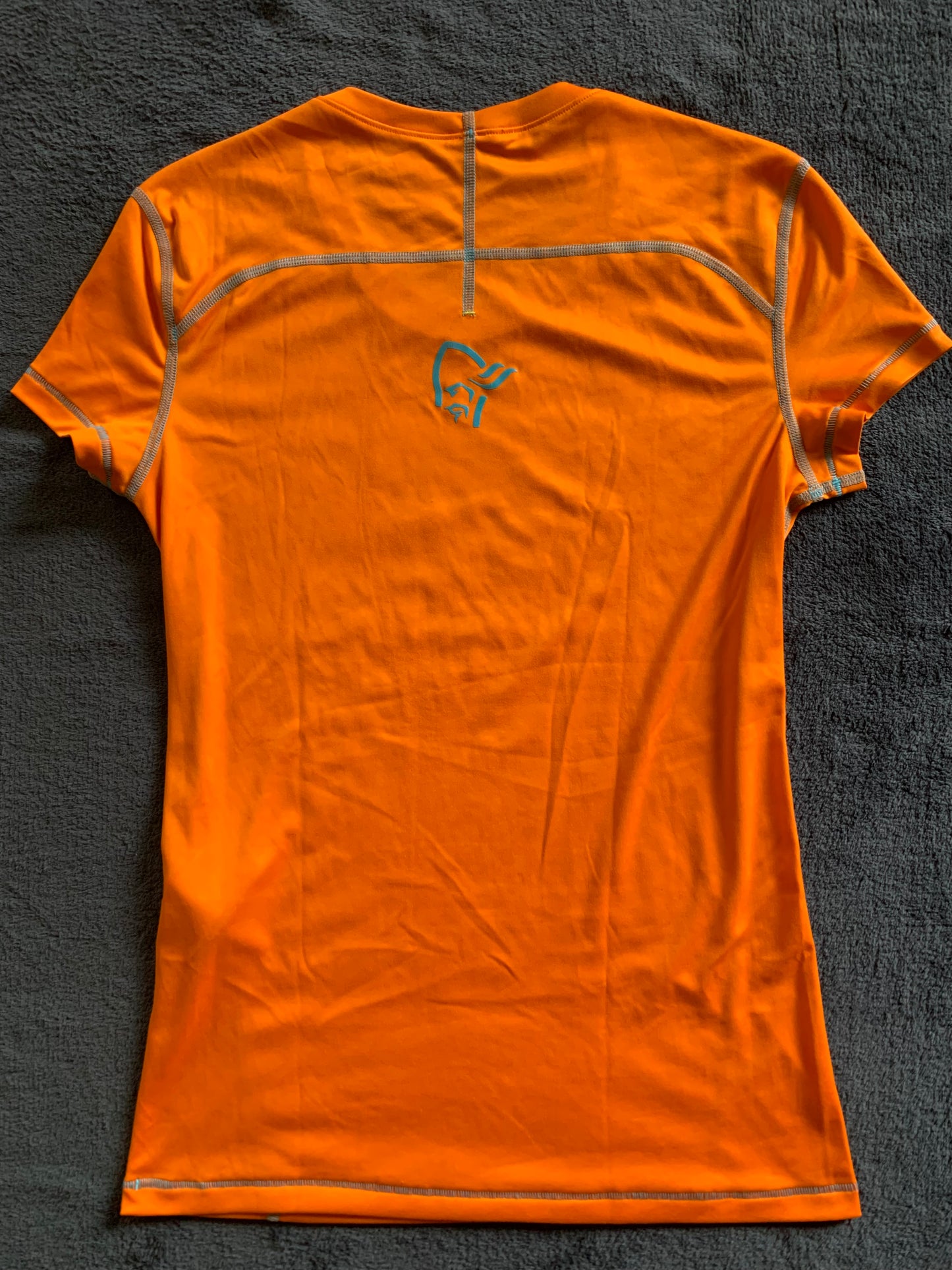 Tee shirt Norrona d’occasion pour femmes. Taille XS/S