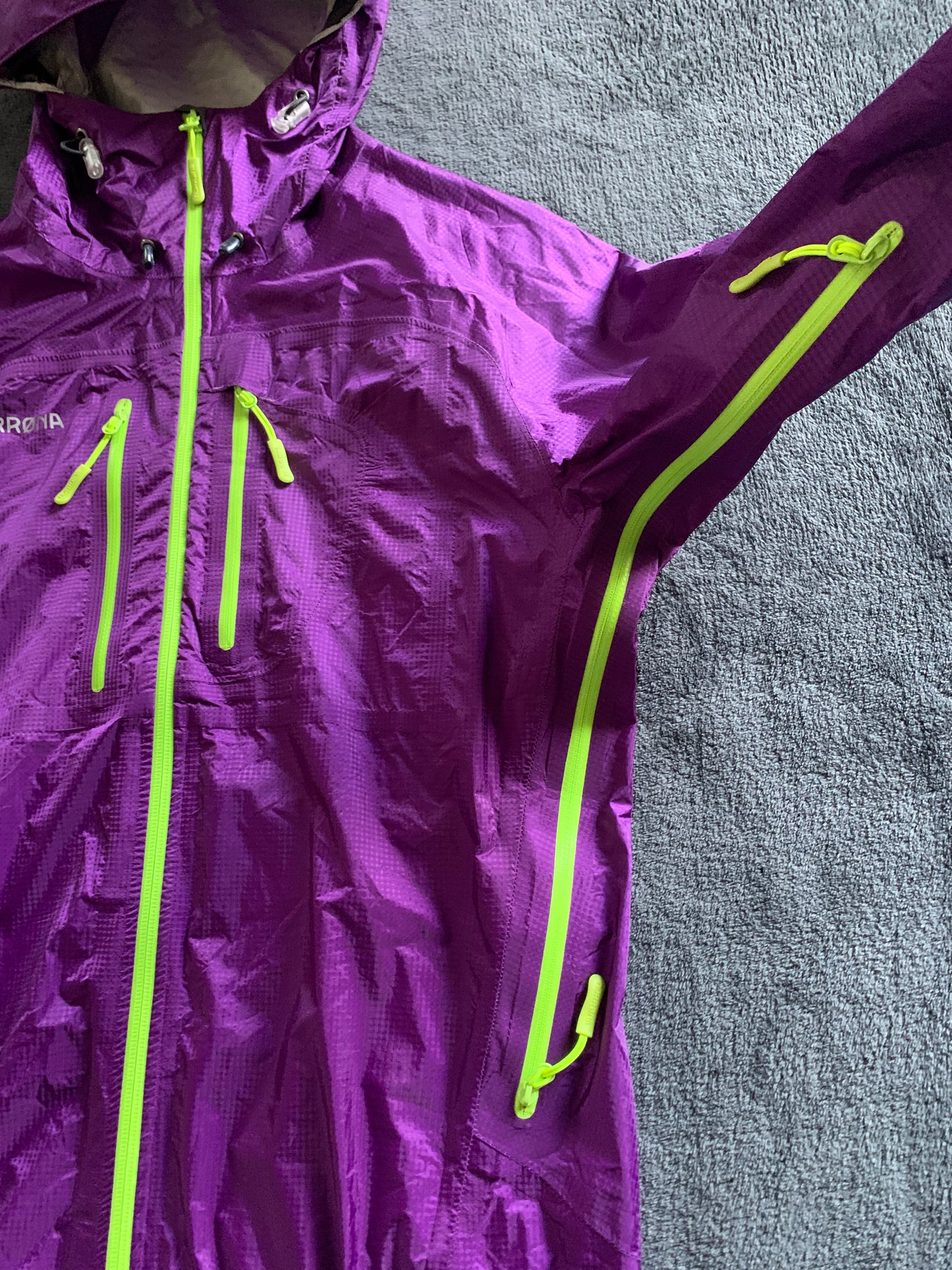 Veste imperméable Norrona d’occasion pour hommes. Taille S.