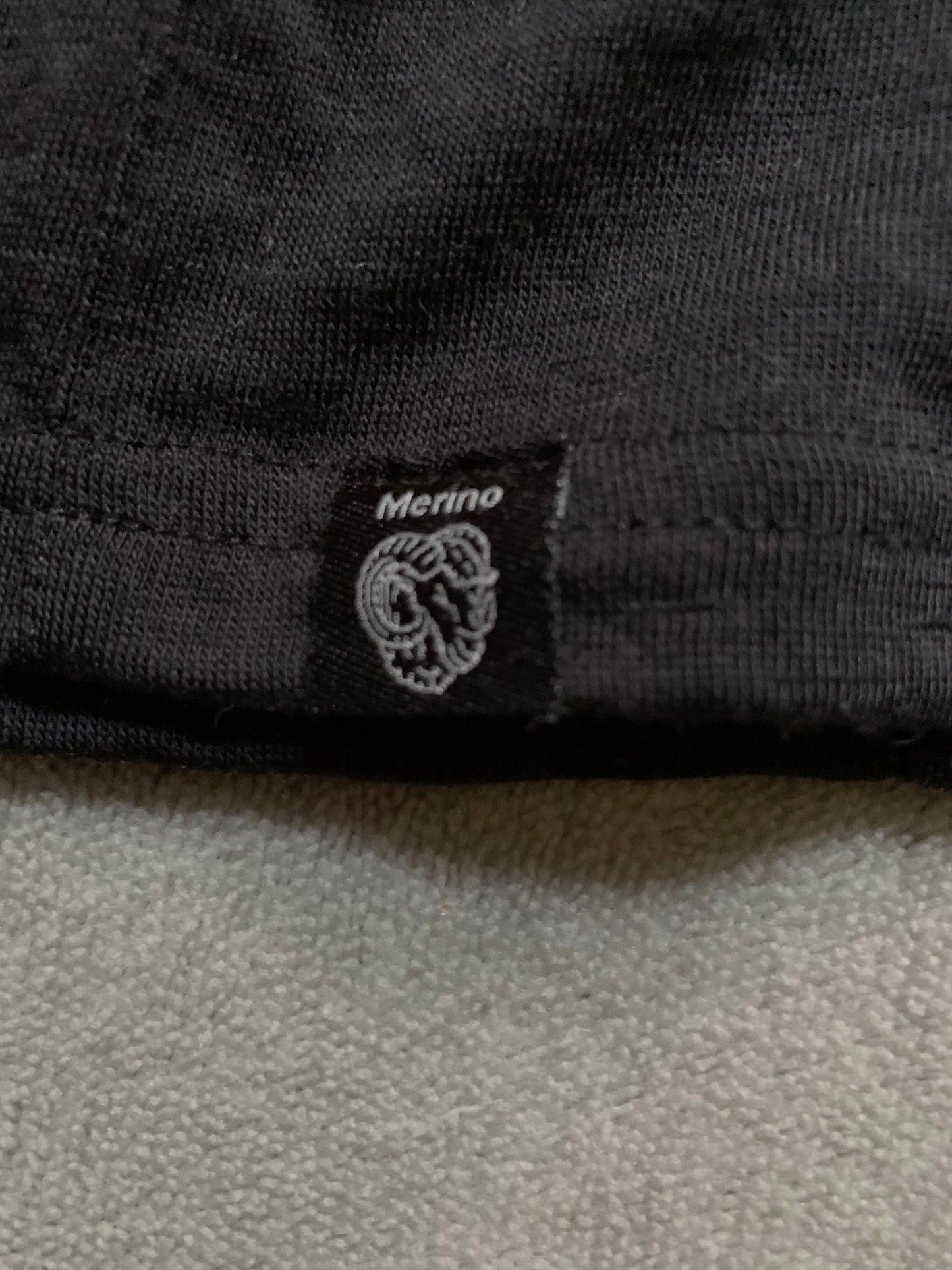 Haut à manches longues forclaz d’occasion en laine de merino pour femmes.Taille L.