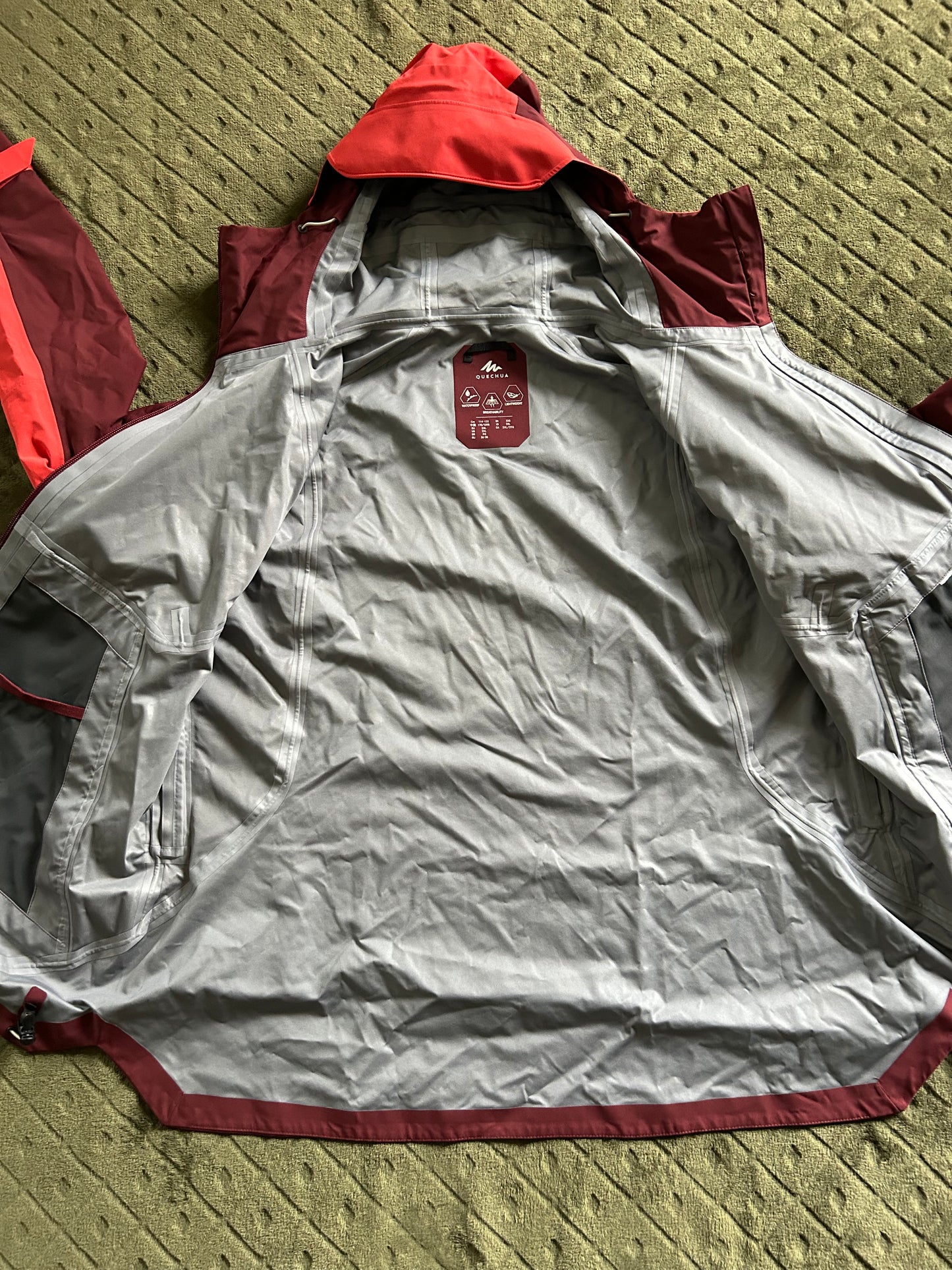 Veste imperméable quechua MH500 d’occasion pour femme. Taille 2XL.