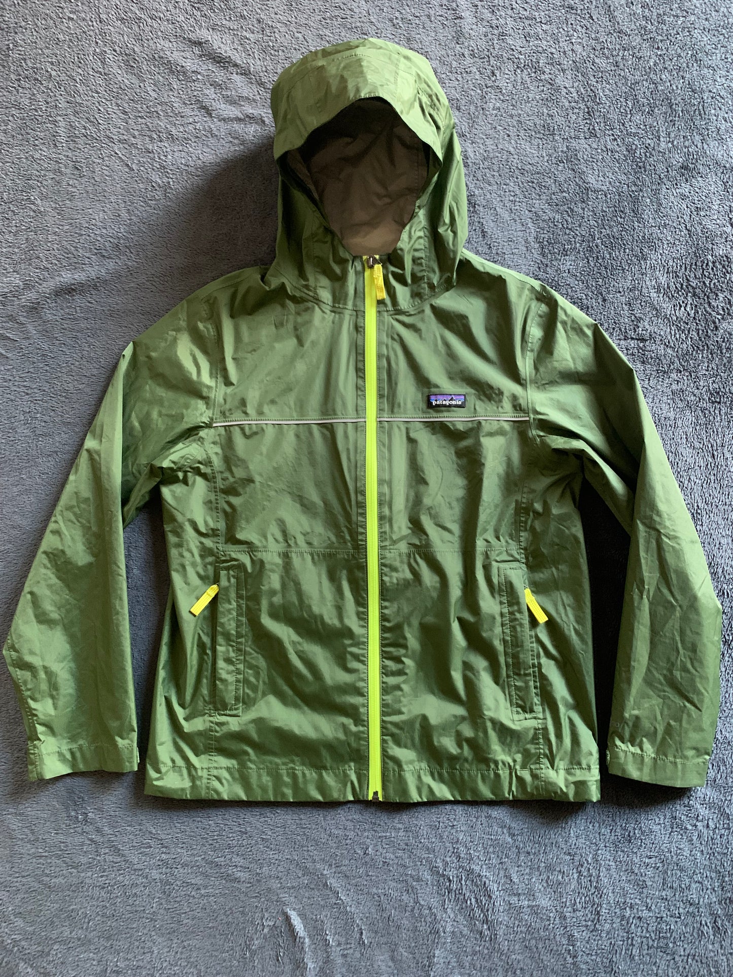 Imperméable patagonia d’occasion pour enfants. Taille 14 ans.